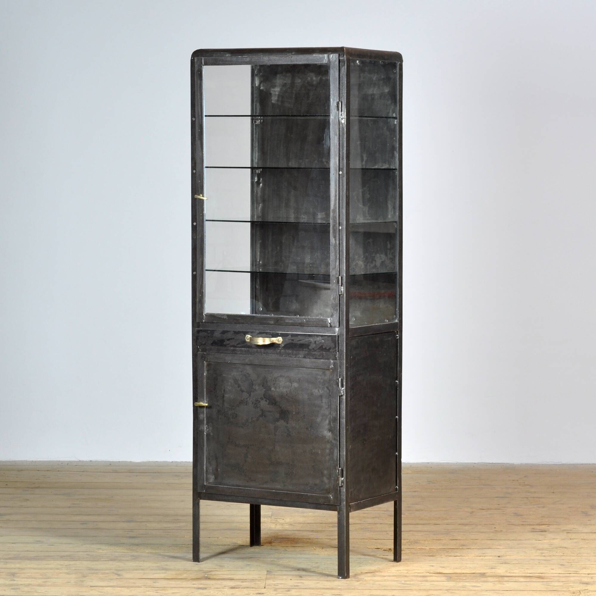 Cabinet de médecine en fer poli, années 1950