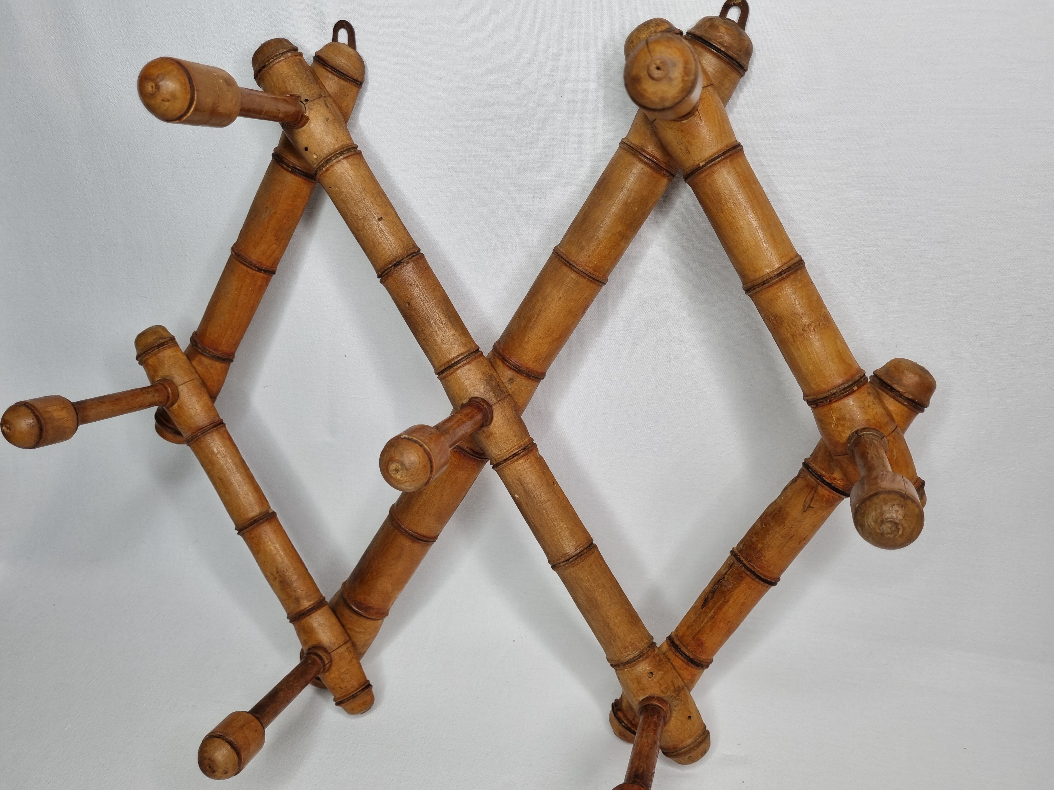 Portemanteau mural extensible en bois imitant le bambou, sept patères