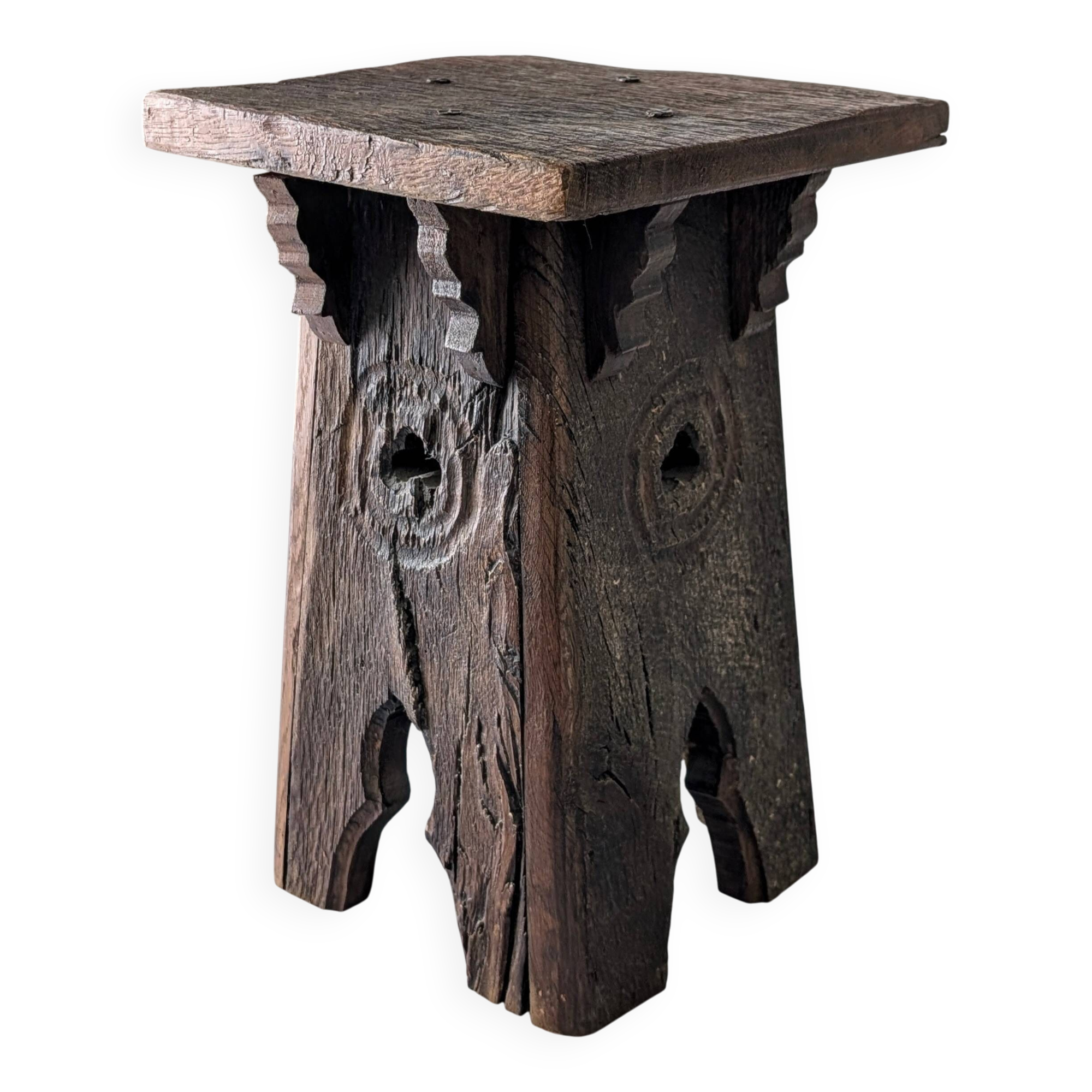 Tabouret en chêne monastique avec découpes en trèfle, néogothique français, années 1900.