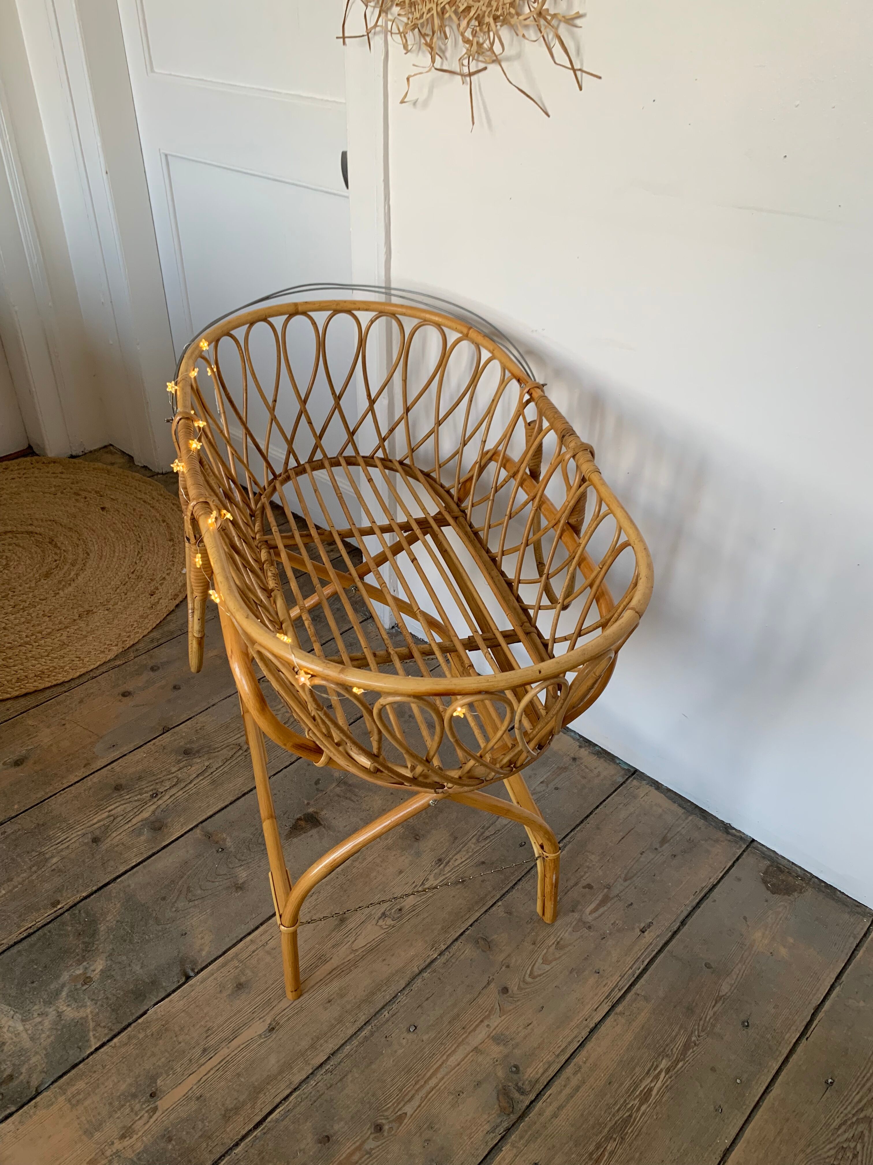 Vintage rattan couffin & its foot