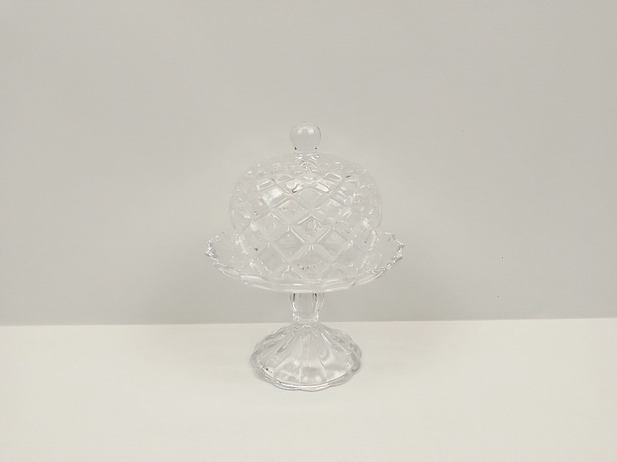 Display under bell in transparent glass patterns in relief