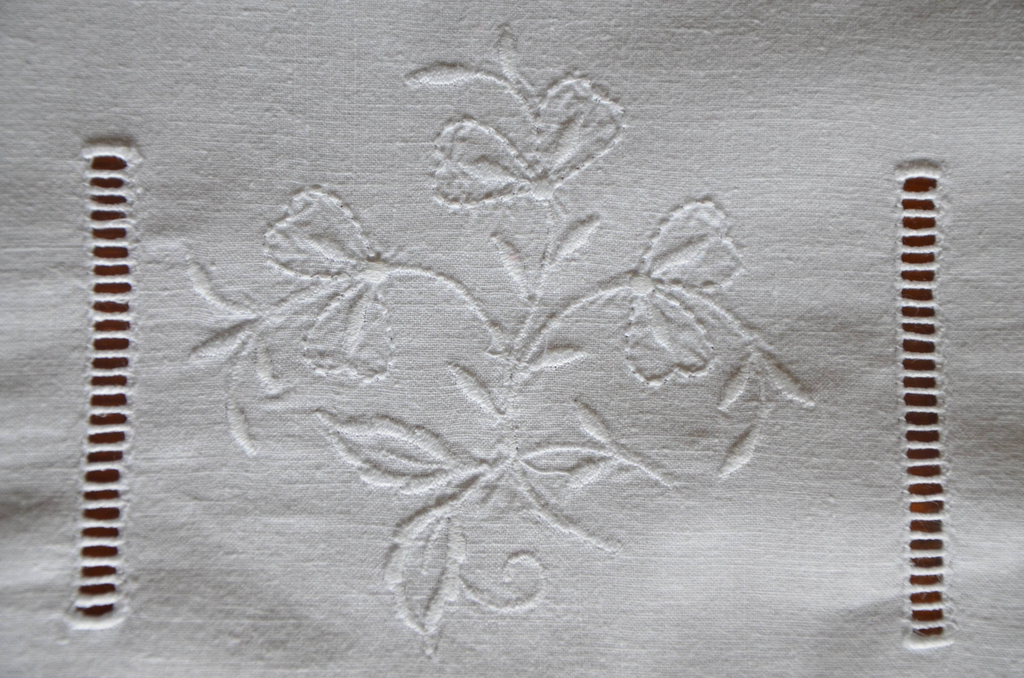 Embroidered children's bedding set