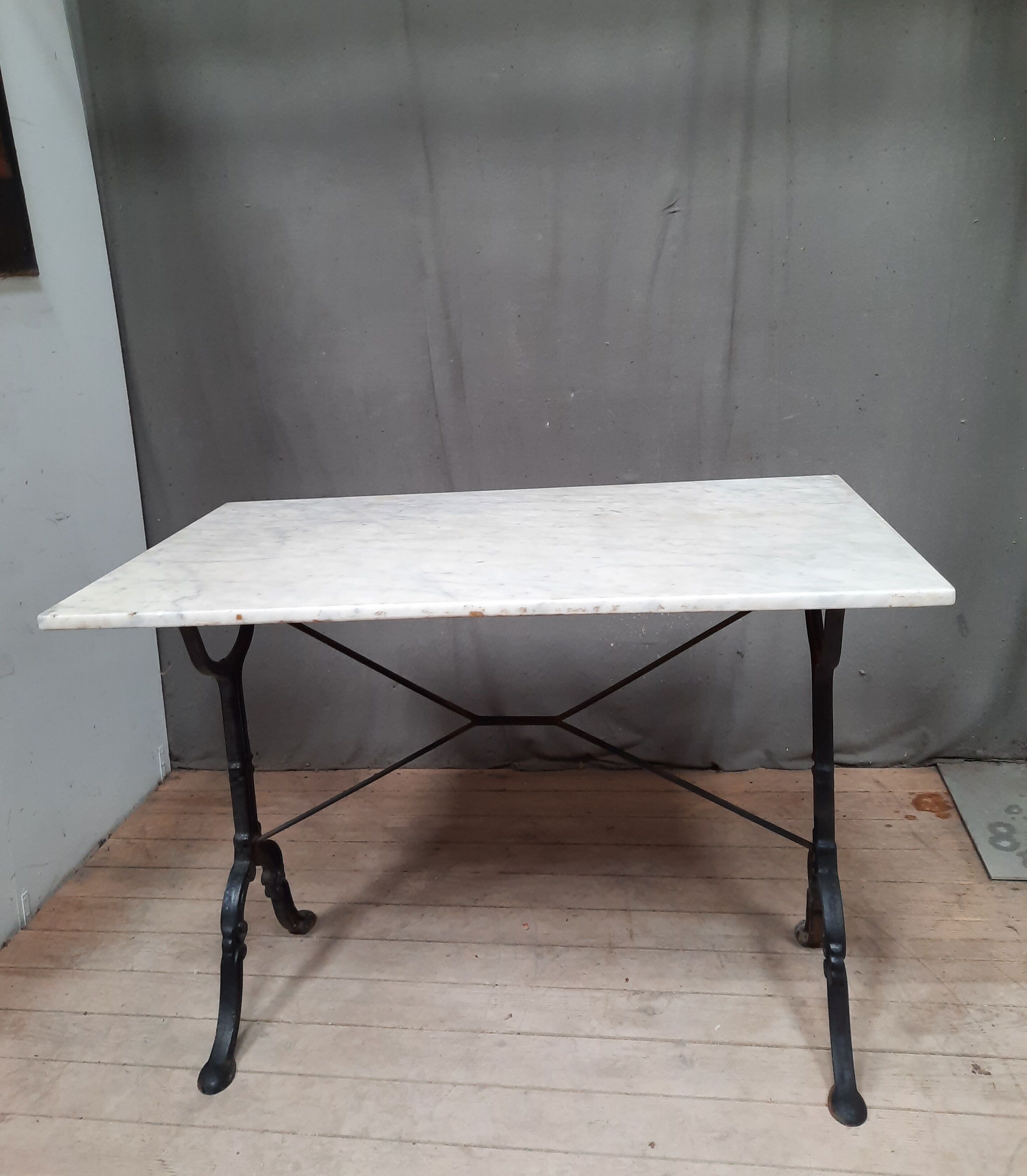 Bistro table in white marble