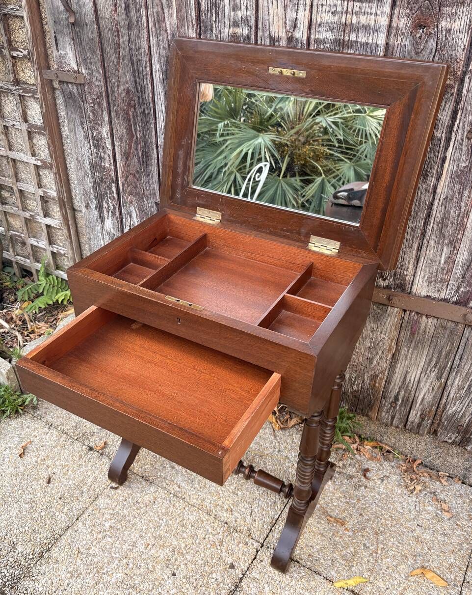 Traveling mahogany dressing table, working woman, Victorian charm - 19th century.
