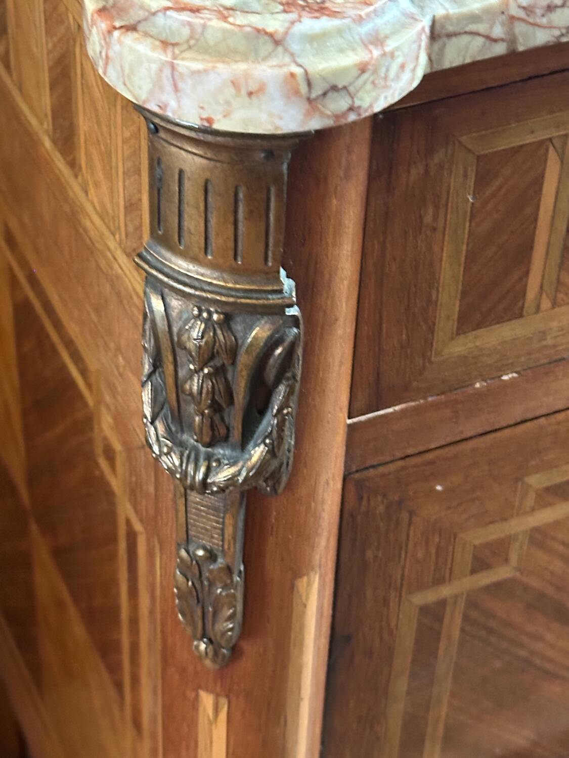 Louis XVI style chest of drawers, spinning top legs - transition style marquetry