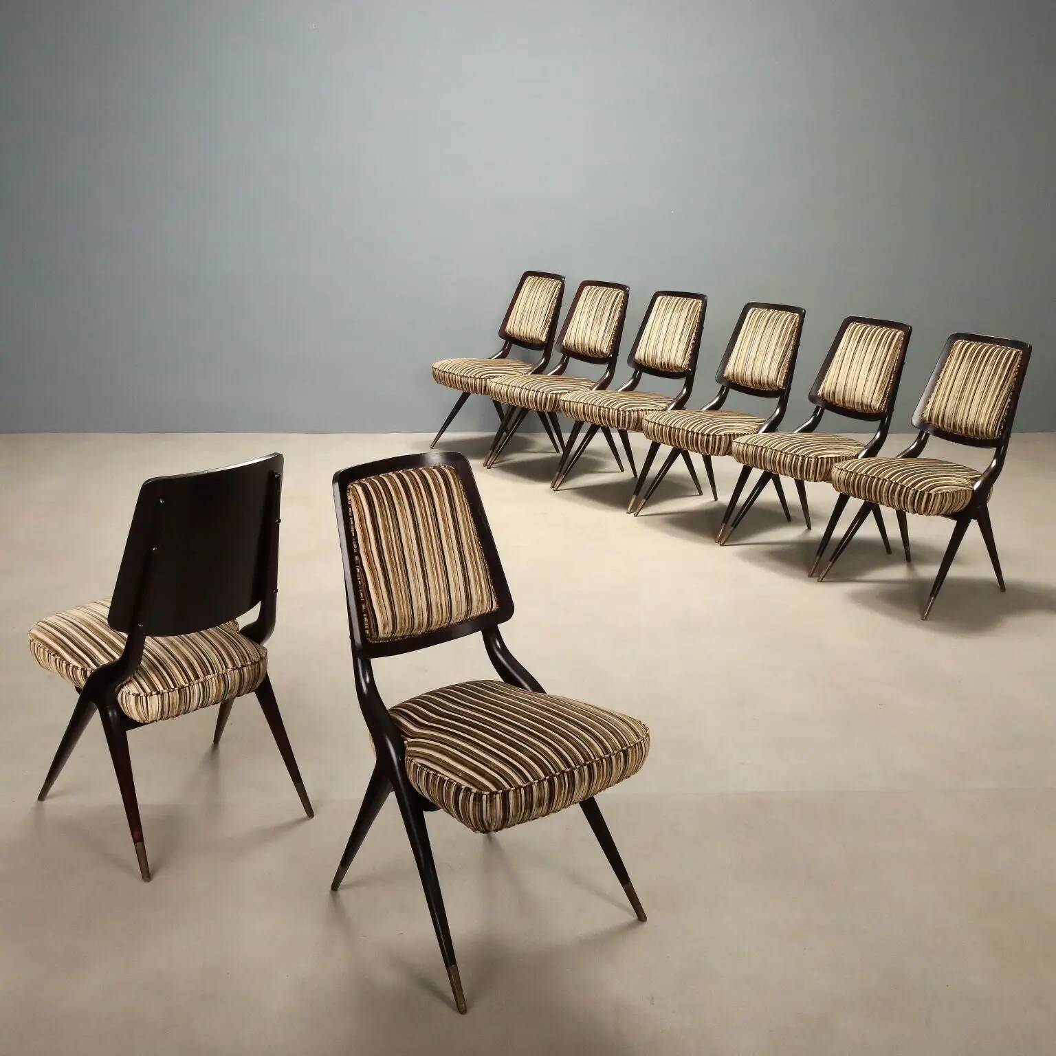 Lot de huit chaises vintage avec embouts en laiton