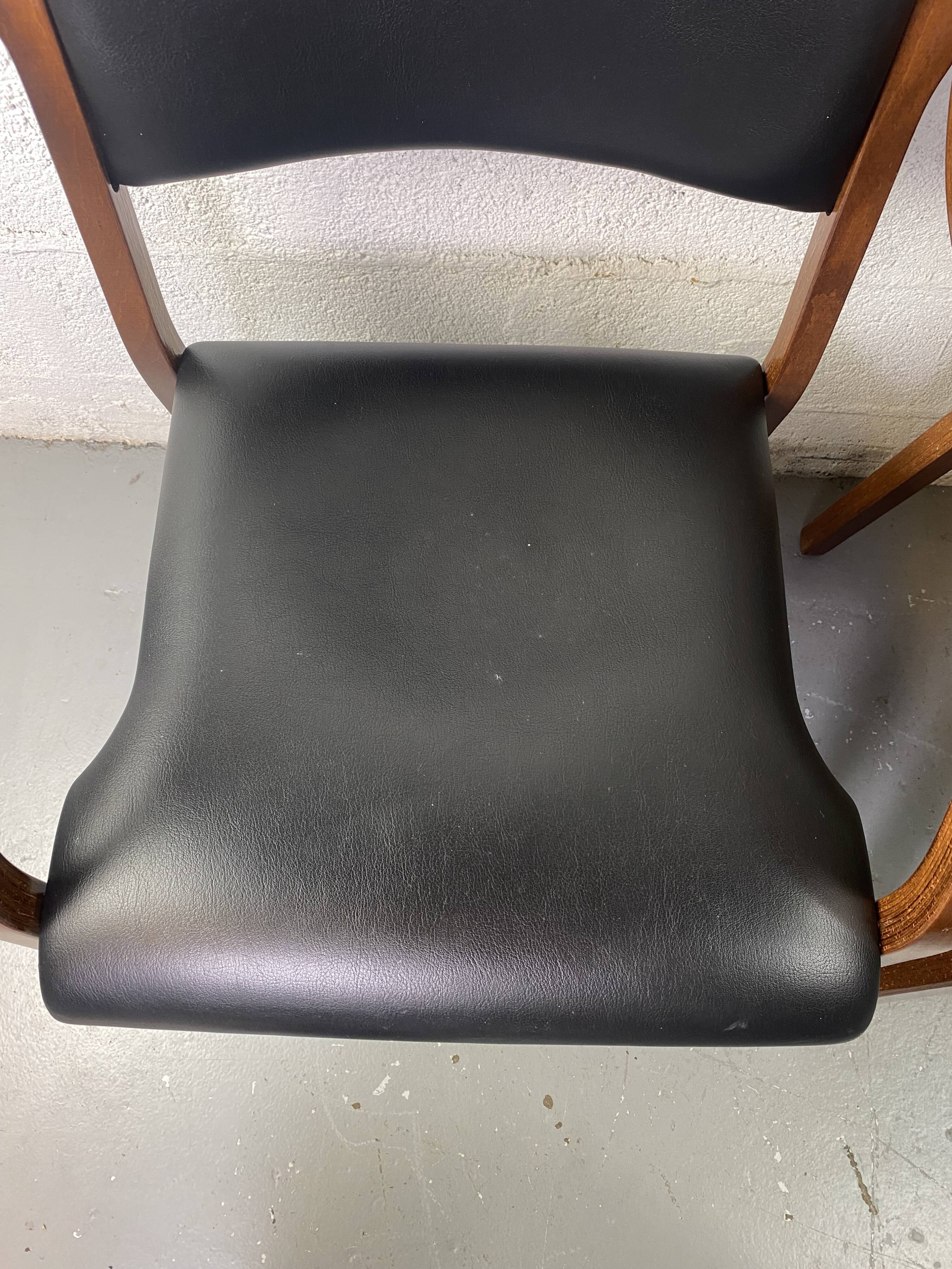 Paire de fauteuils en cuir et bois