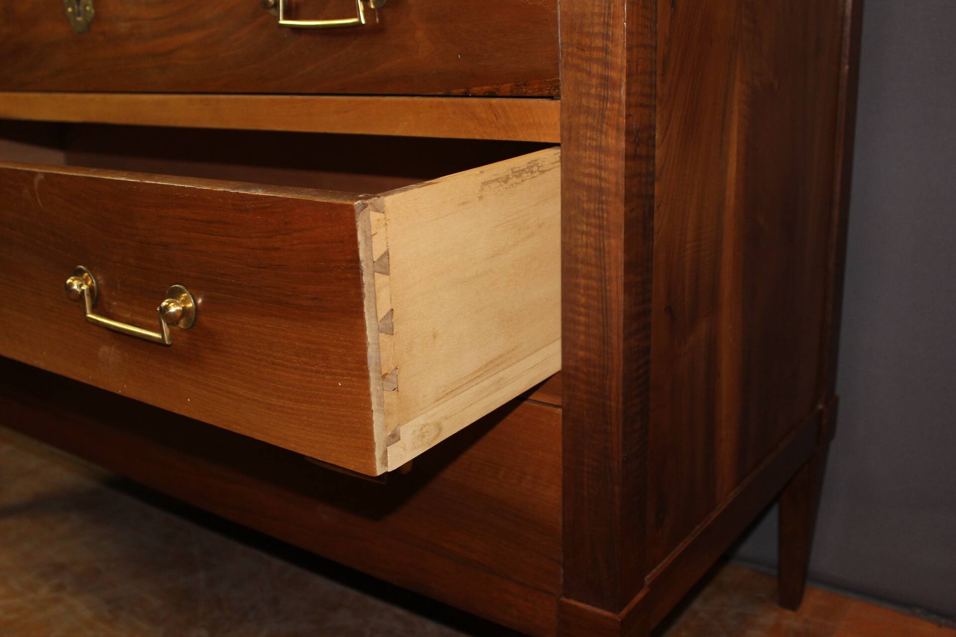 Commode Directoire en noyer début XIX
