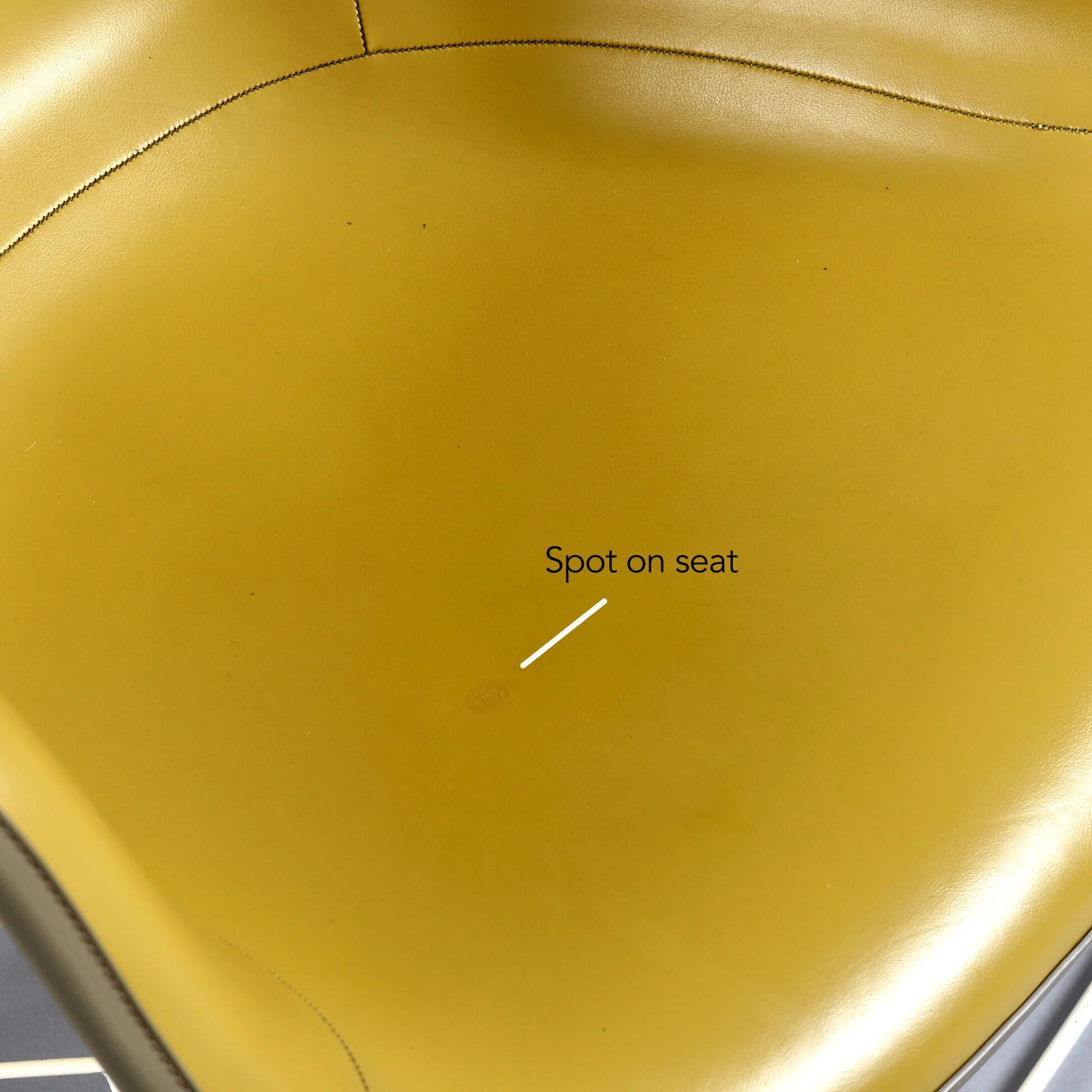 Paire de chaises coque LAR Eames pour Herman Miller avec des coussins en Naugahyde jaune.