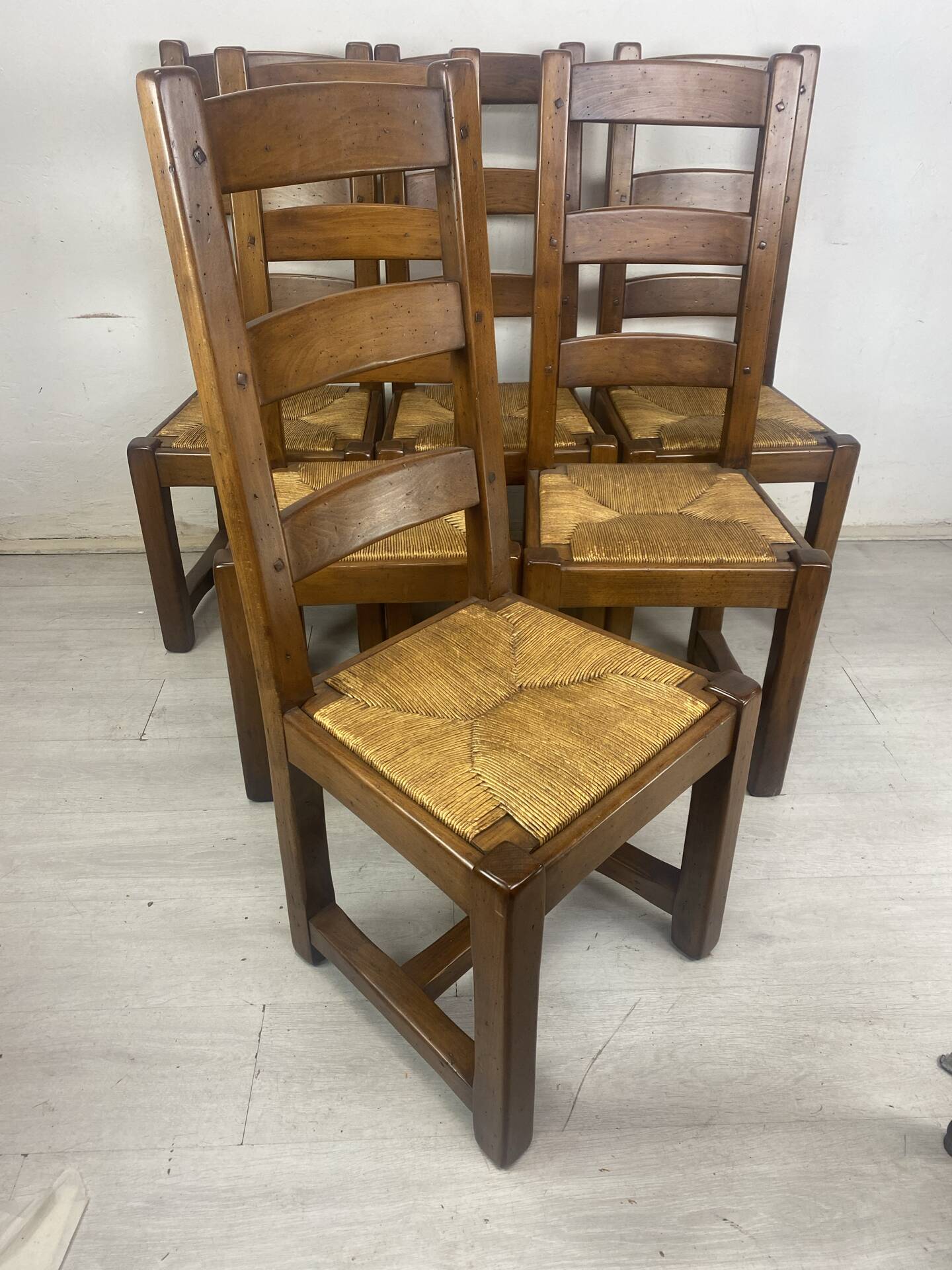 Chaises brutaliste 