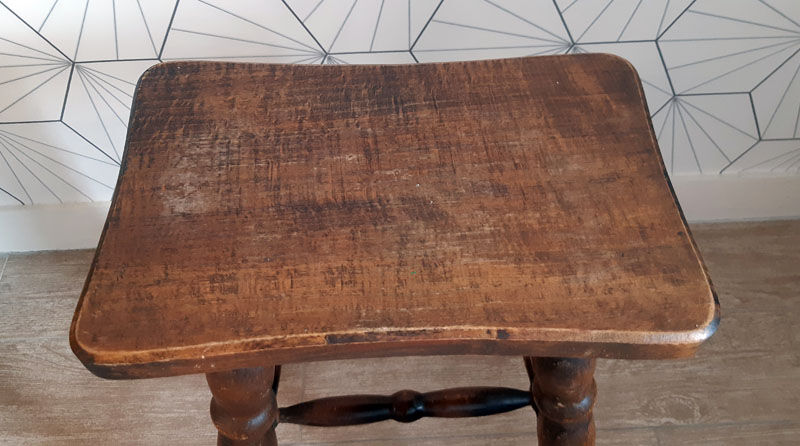 Tabouret marron en bois tourné.