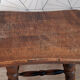 Tabouret marron en bois tourné.