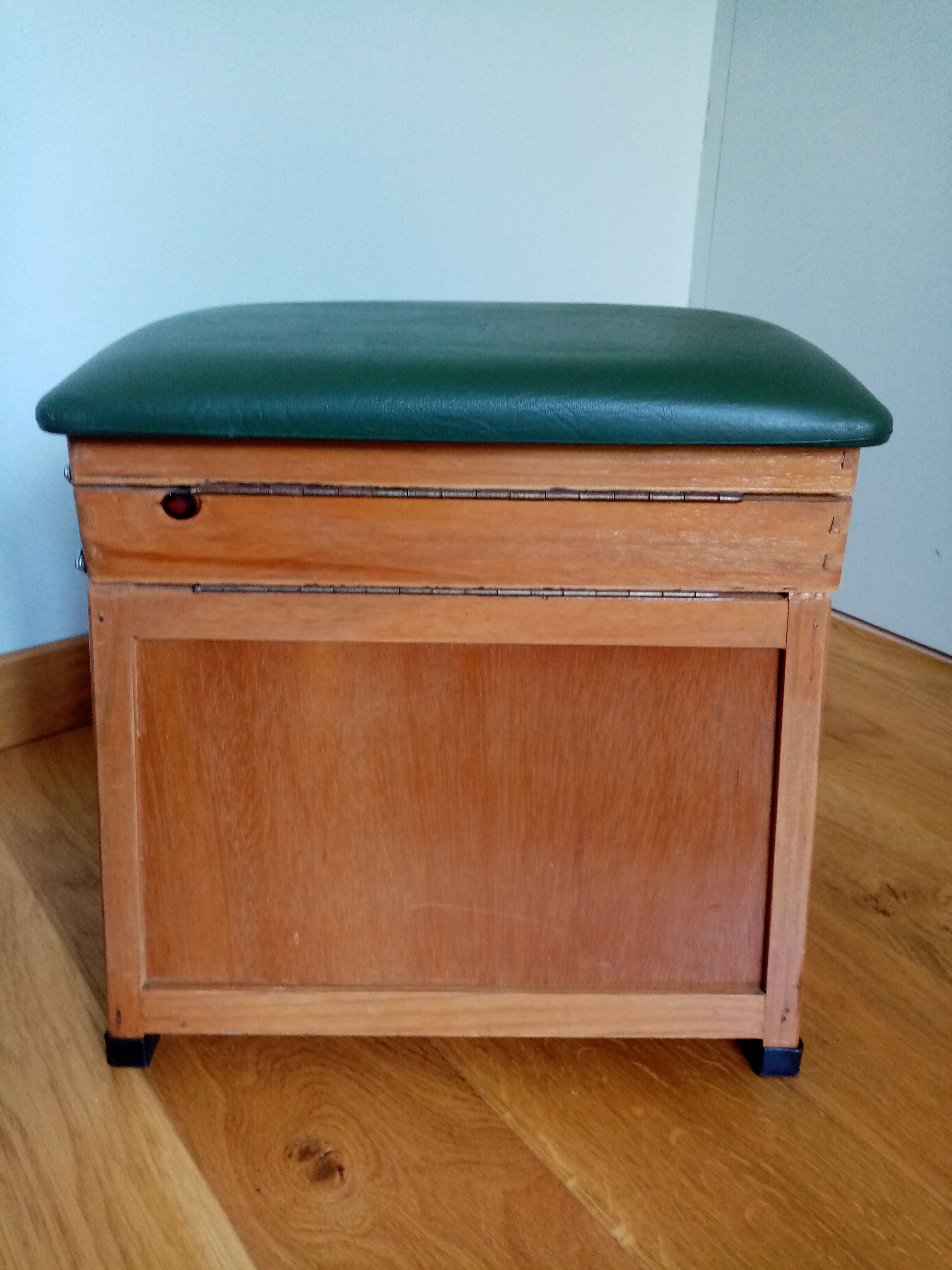 Fishing stool chest in wood and green skaï