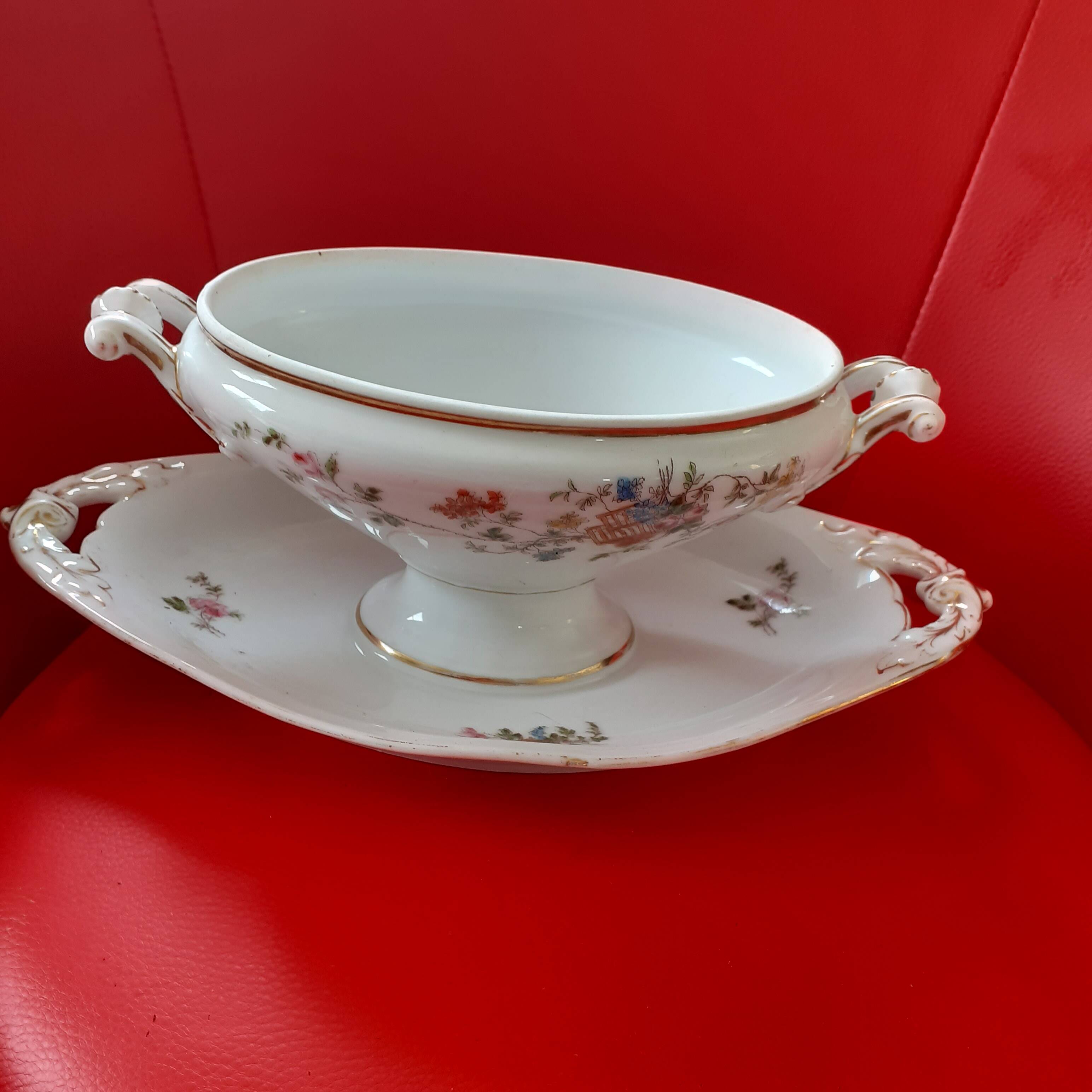 Saucière early twentieth century. Haviland. Limoges.Floral motif, hand painted.