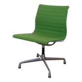 Chaise pivotante Charles Eames EA 107 par Vitra - Vert