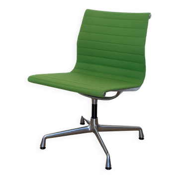 Charles Eames EA 107 swivel chair by Vitra - Green