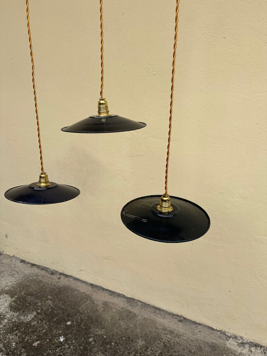 Trio de suspensions tôle émaillée noire et blanche vintage style indus