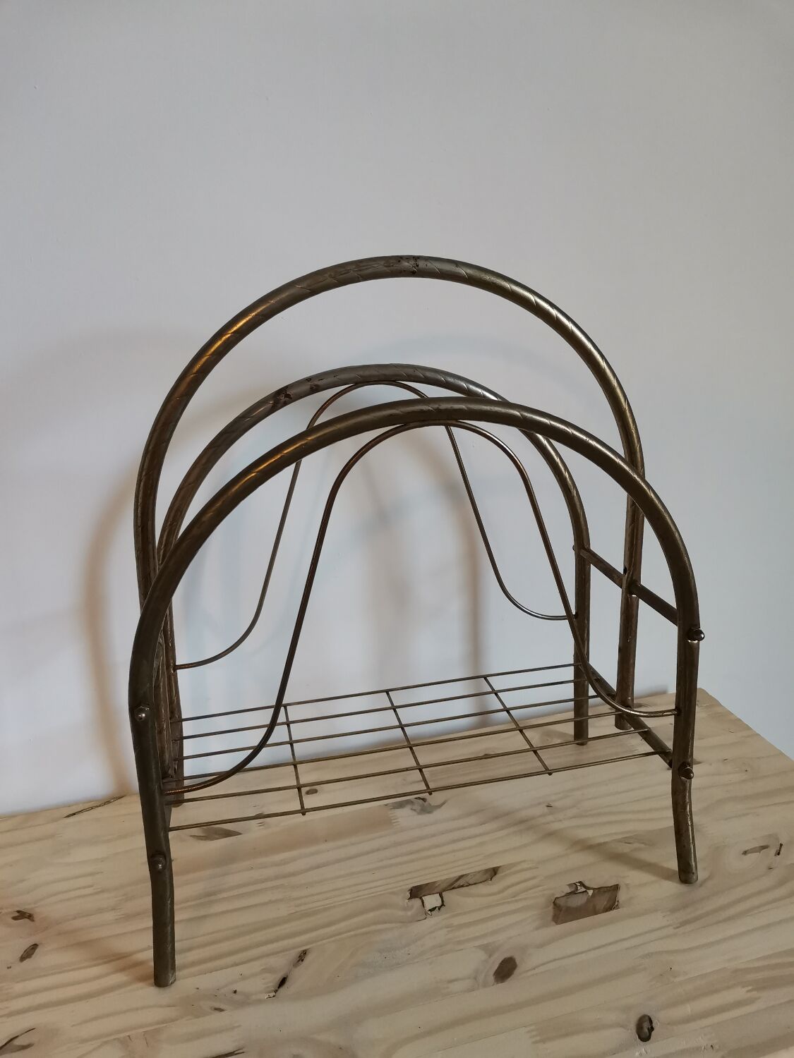Magazine rack in vintage gold metal