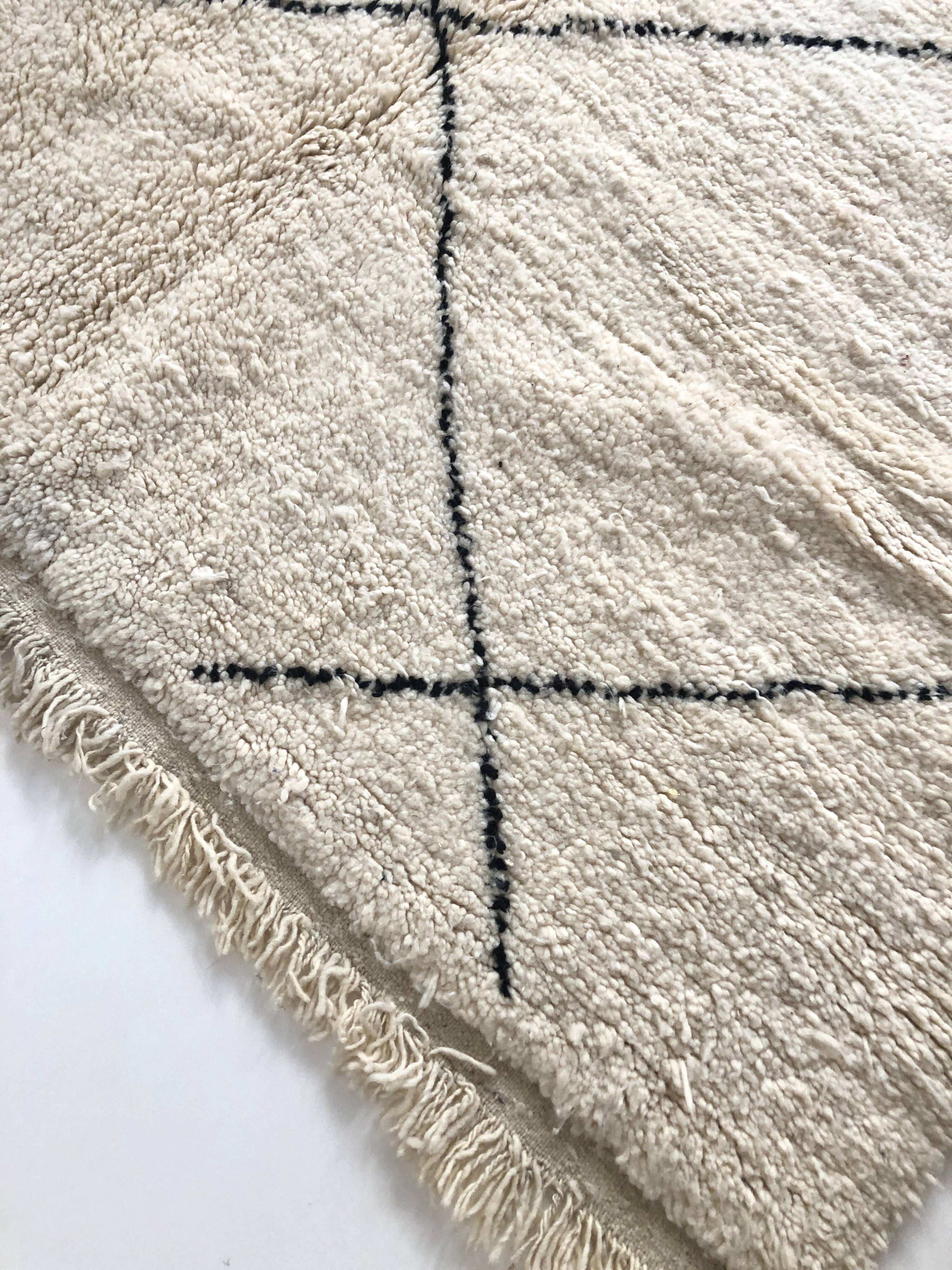 Moroccan Berber carpet with black diamonds 2,36x1.73m