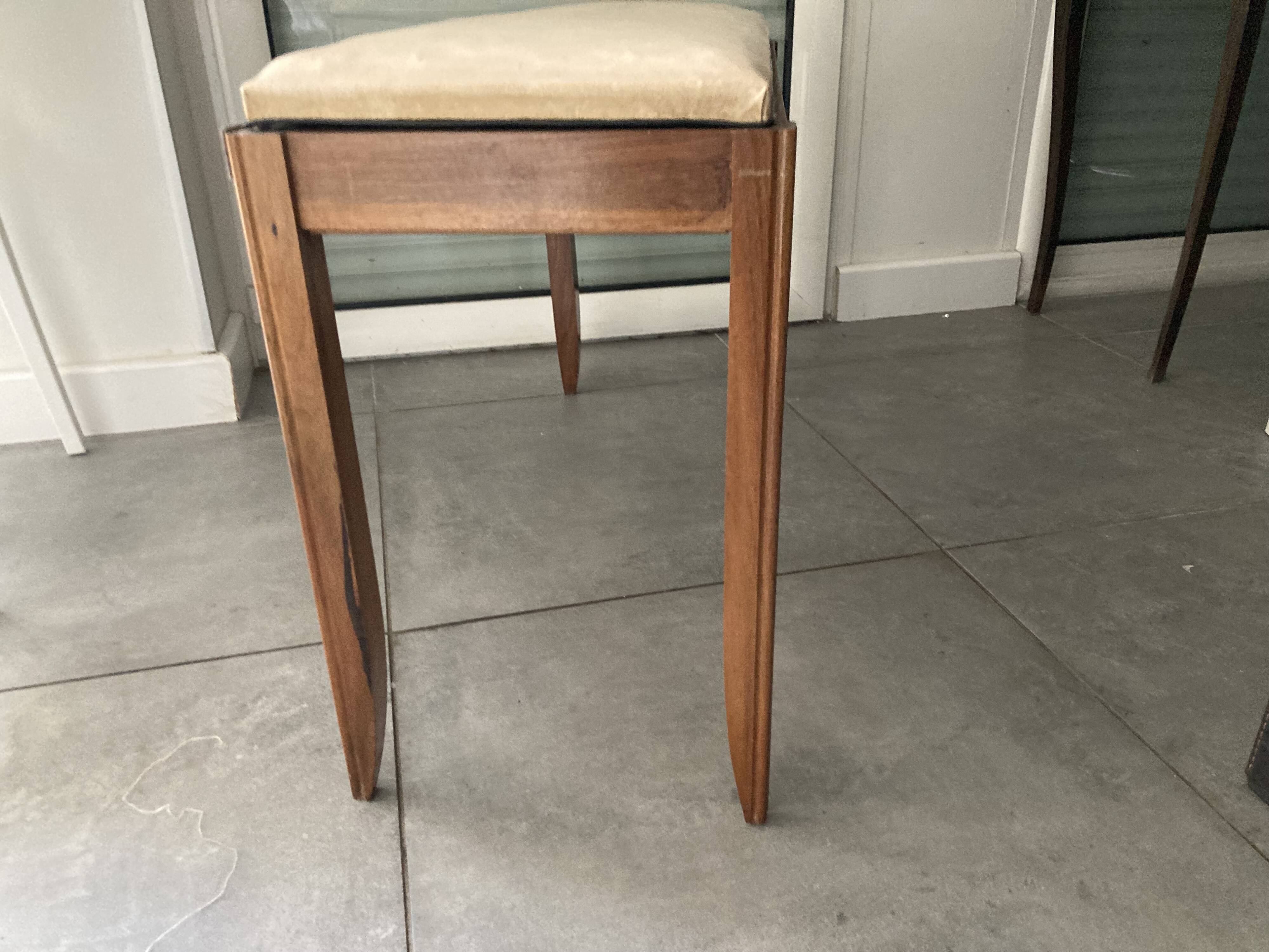 Piano bench that converts into a music book storage in excellent condition.