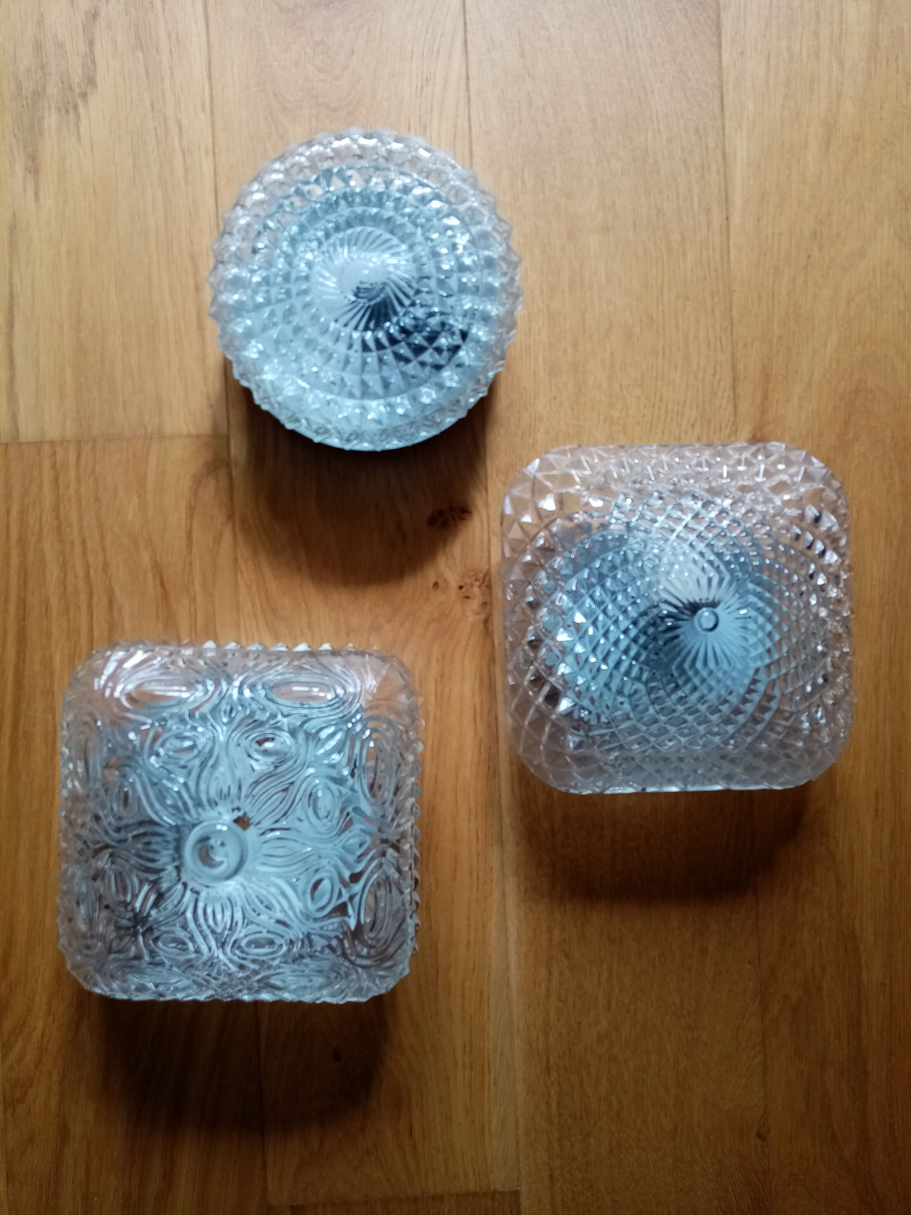 Molded glass wall or ceiling lamp