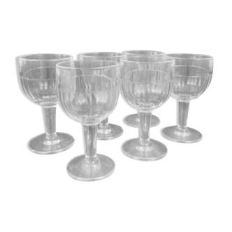 6 verres à vin en verre moulé