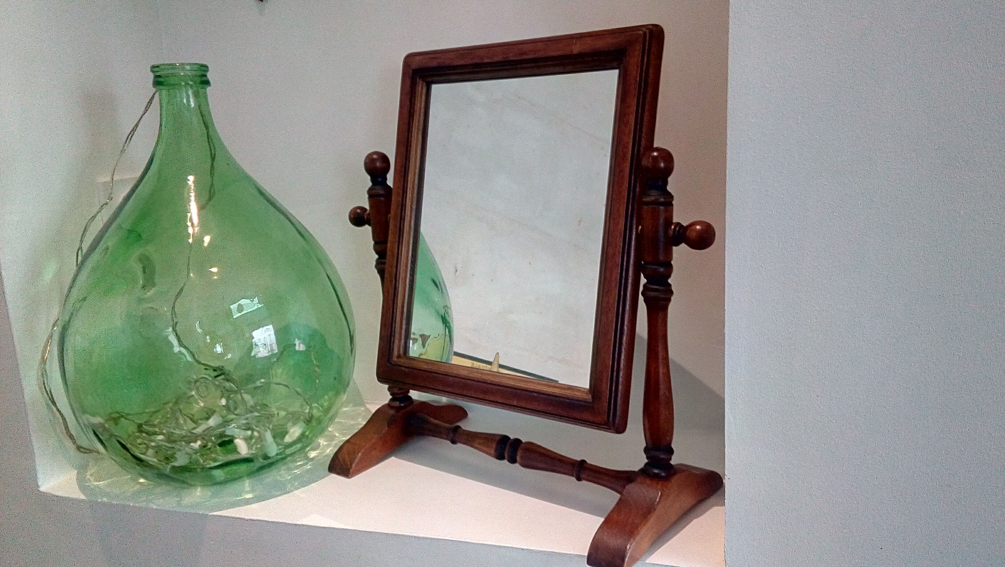 Reclining wood mirror to be laid