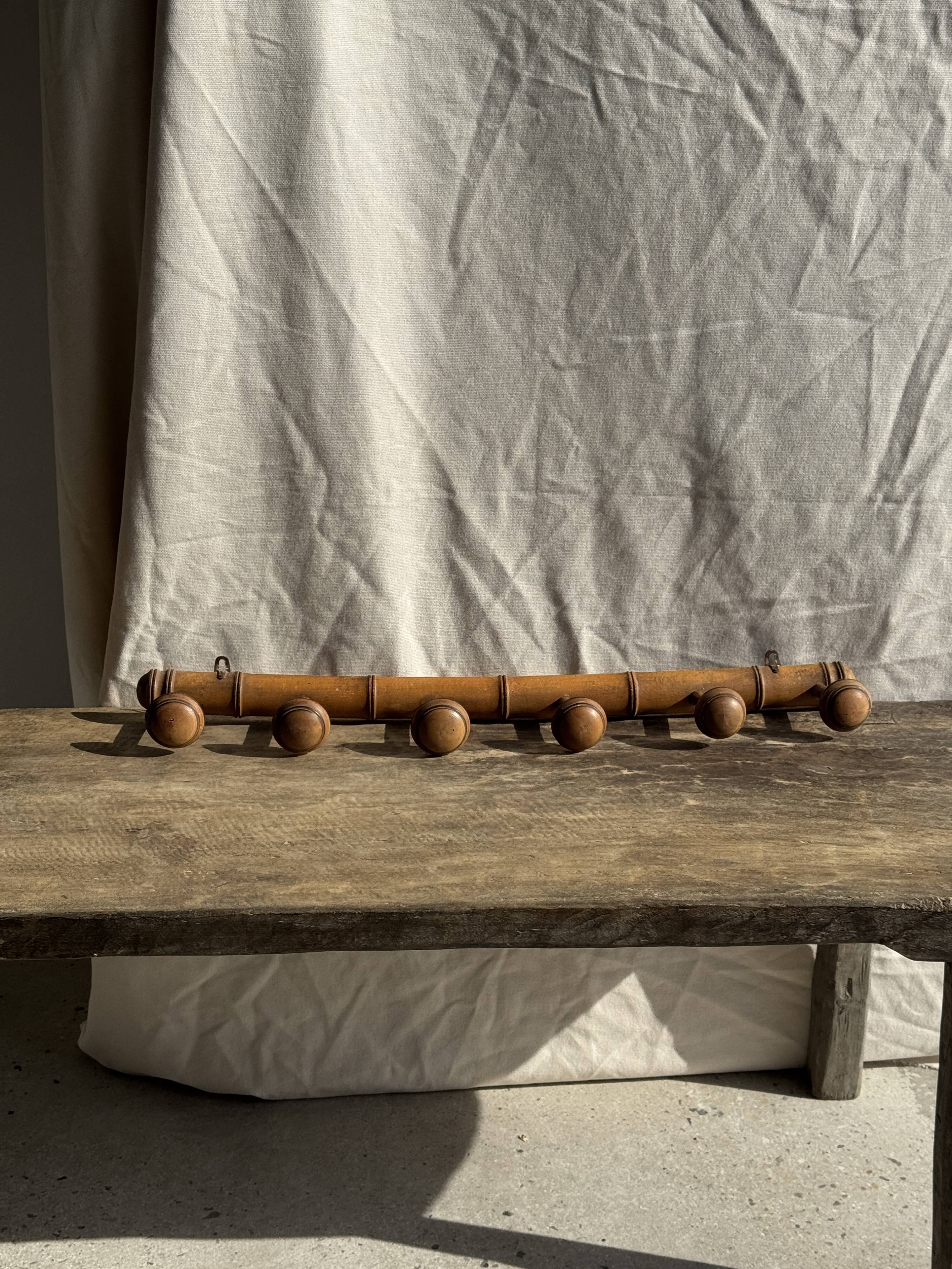 Large vintage wooden coat rack with 6 bamboo effect hooks L79
