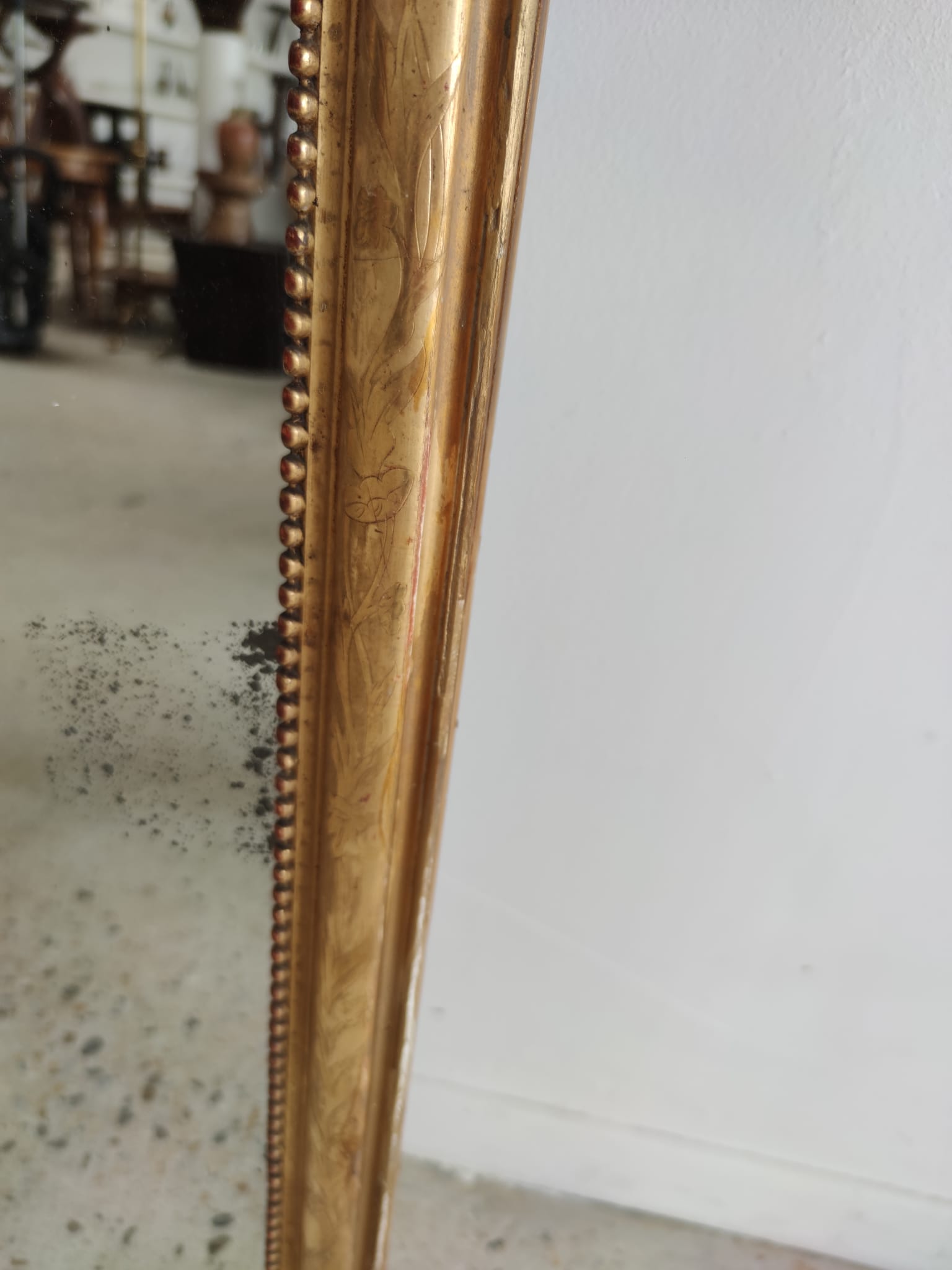 Long wooden mirror and gilded stucco with pearl rays H: 2m45 L: 40cm