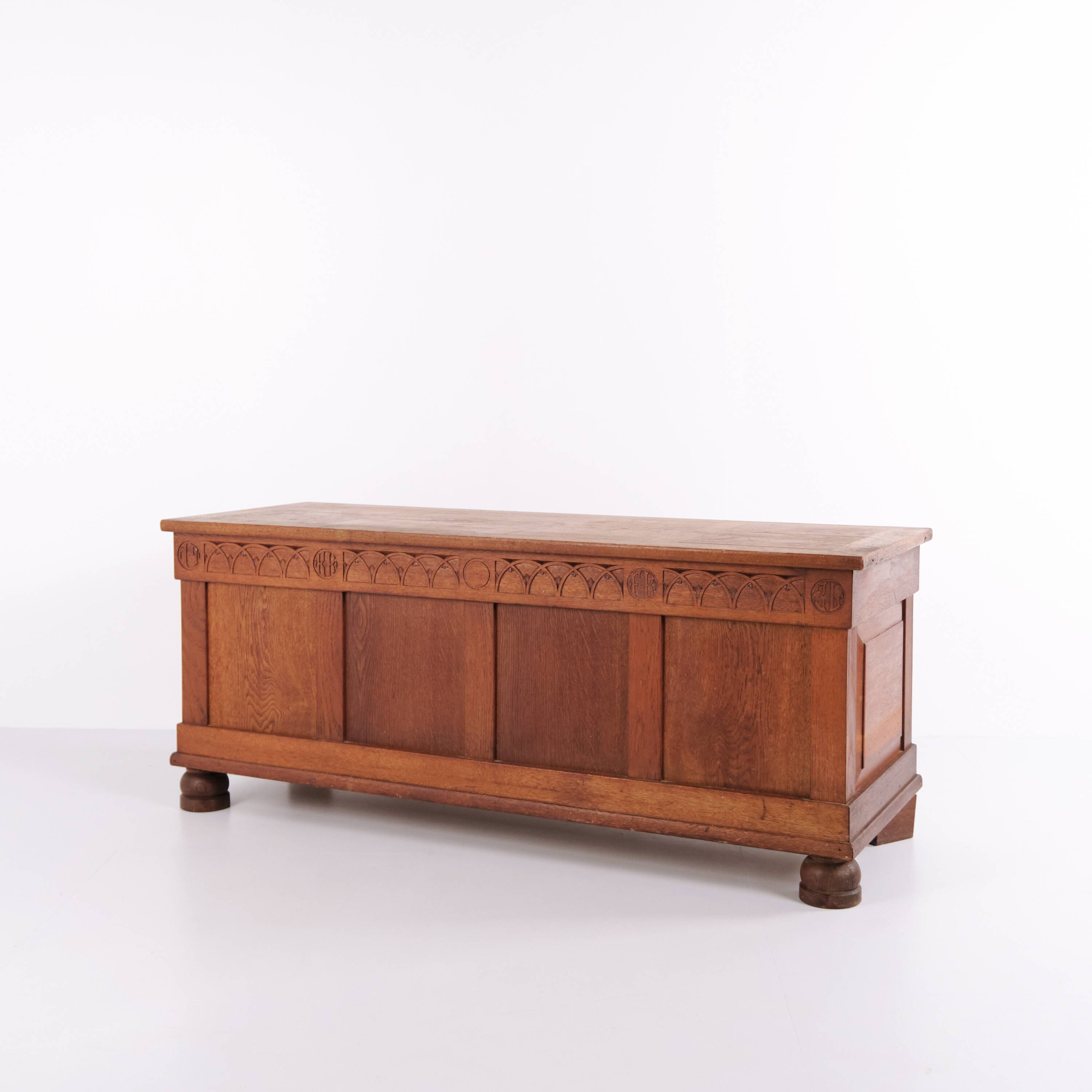 Chest – Oak – Carved details – Round legs – c. 1920s