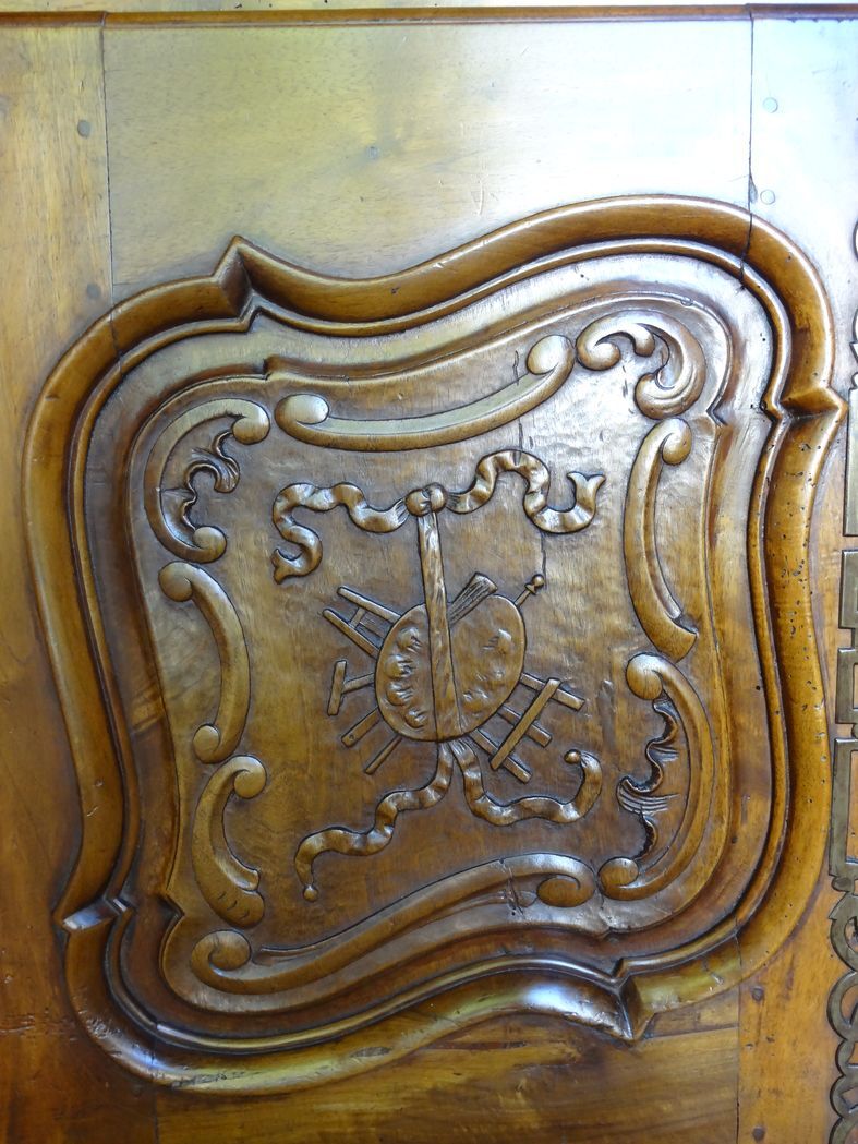 18th century Provencal sideboard in walnut, Louis XV period 140 x 100 cm
