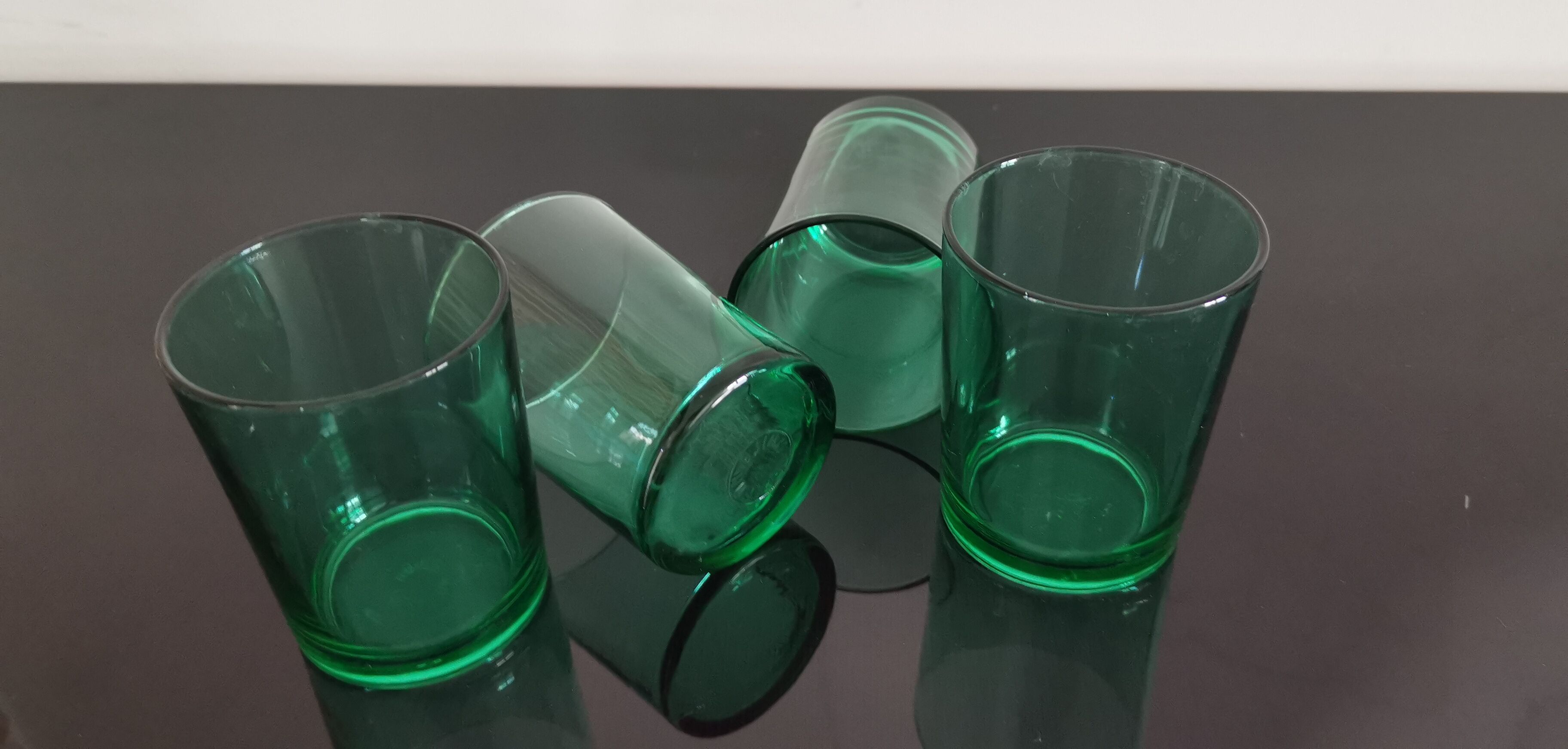 Set of 4 emerald green water glasses from Huile Lesieur