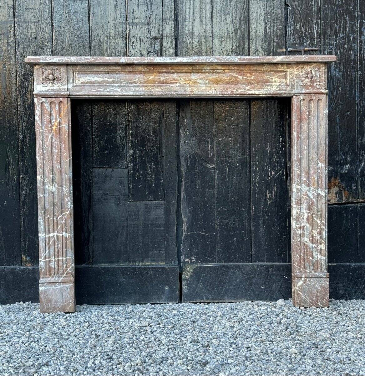 Cheminée Louis XVI en marbre gris des Ardennes XVIIIème siècle