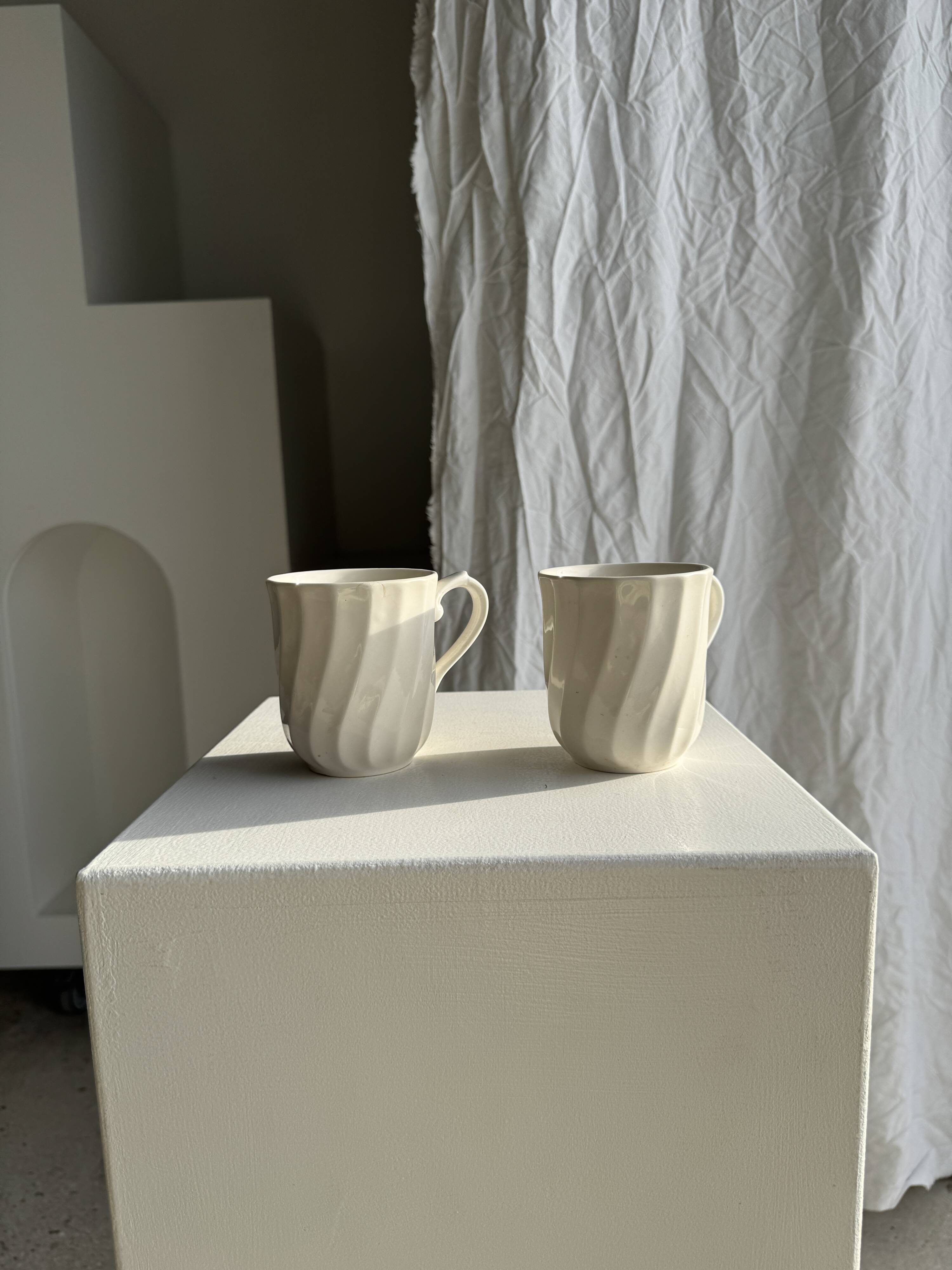Pair of mugs in English porcelain H10