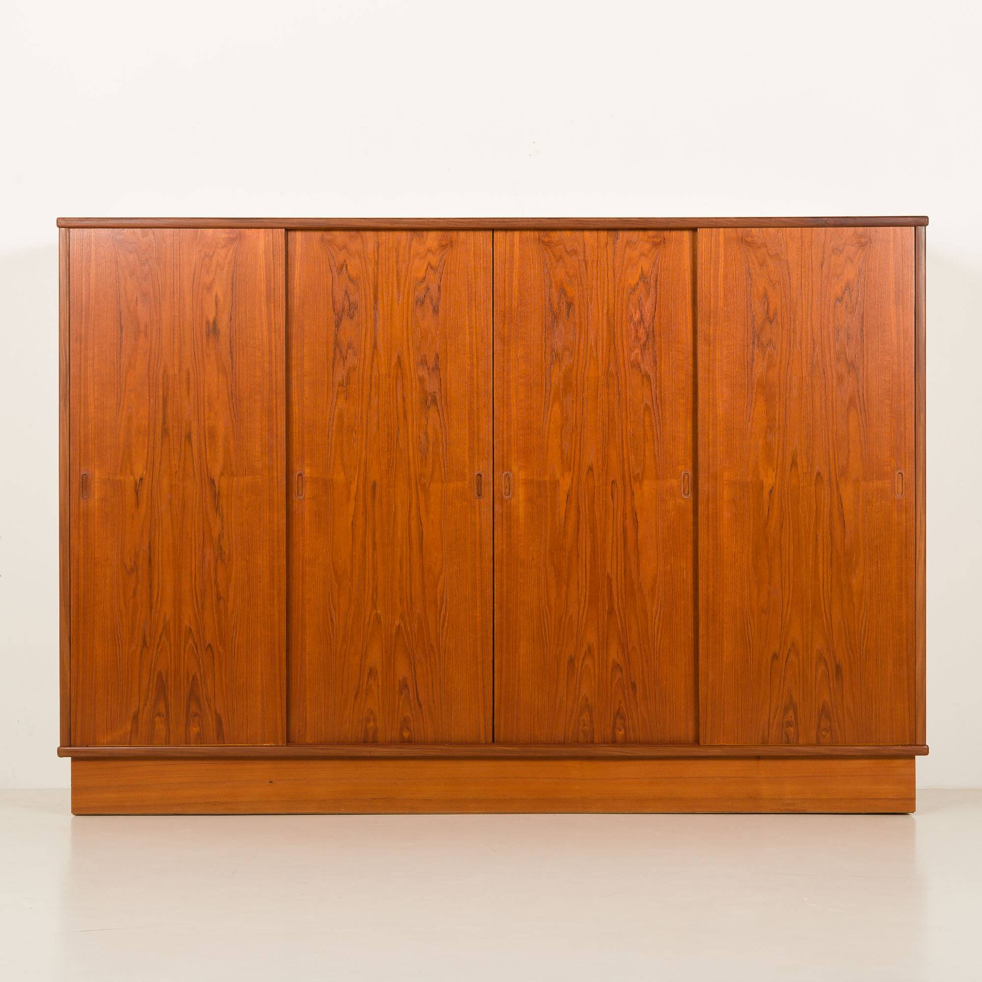 Armoire en teck danoise grande des années 1960.
