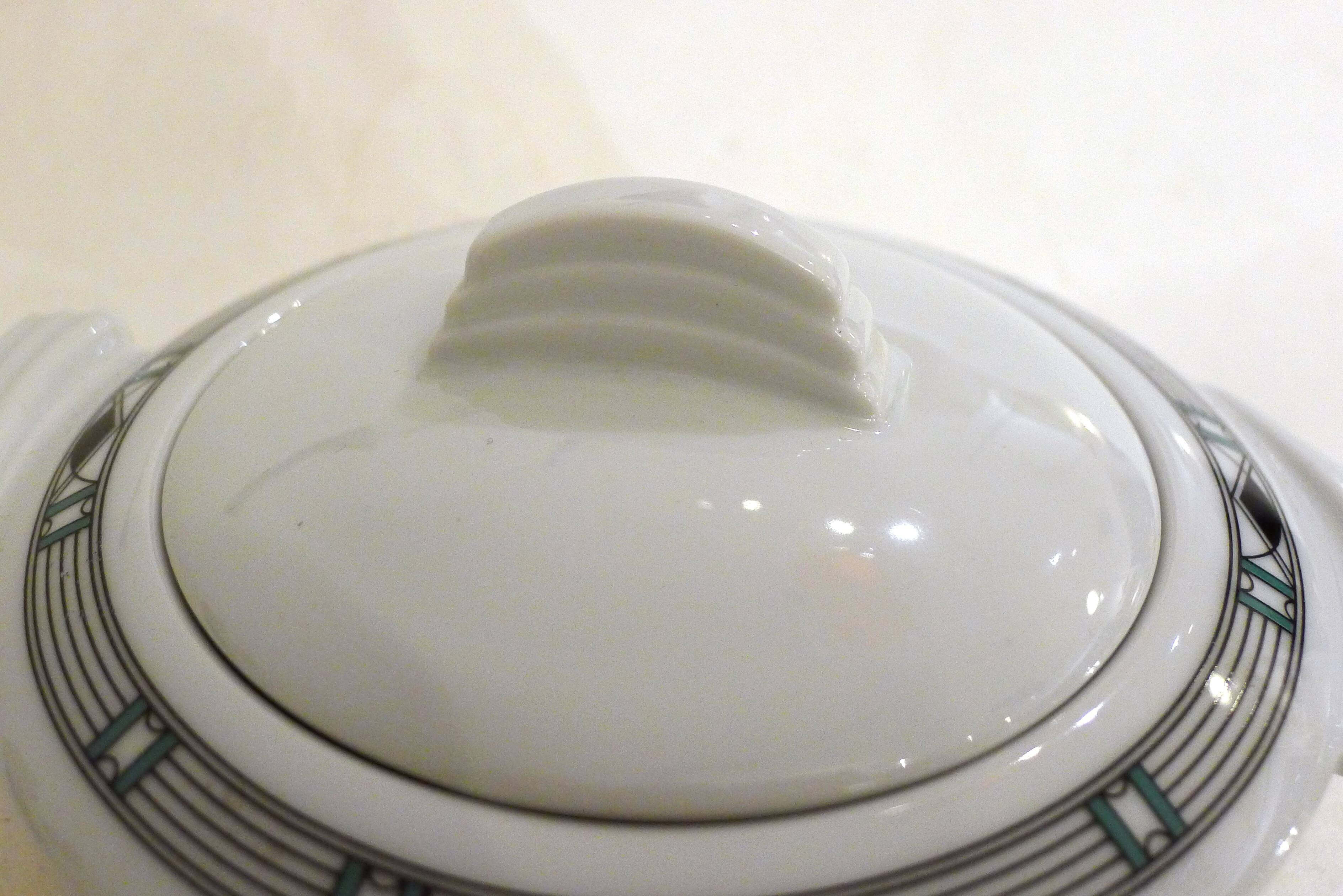 Delphie sugar bowl by Guy Degrenne in porcelain