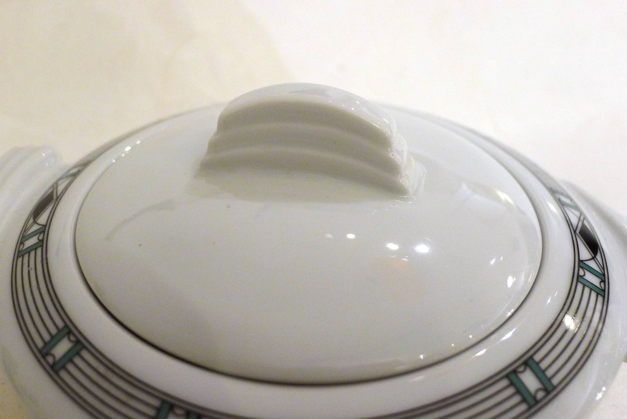 Delphie sugar bowl by Guy Degrenne in porcelain