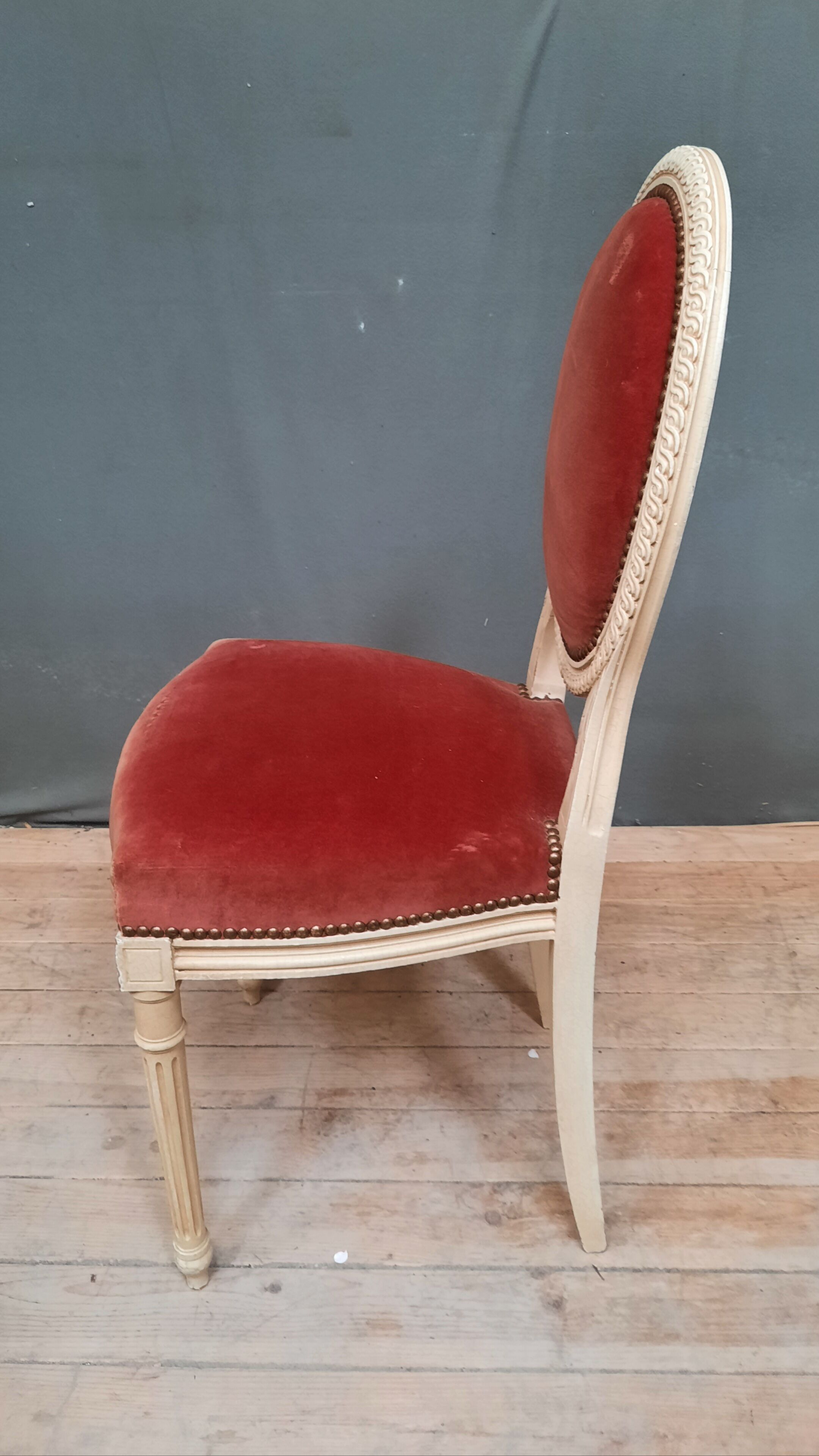 Chaise laquée blanche de style Louis XVI