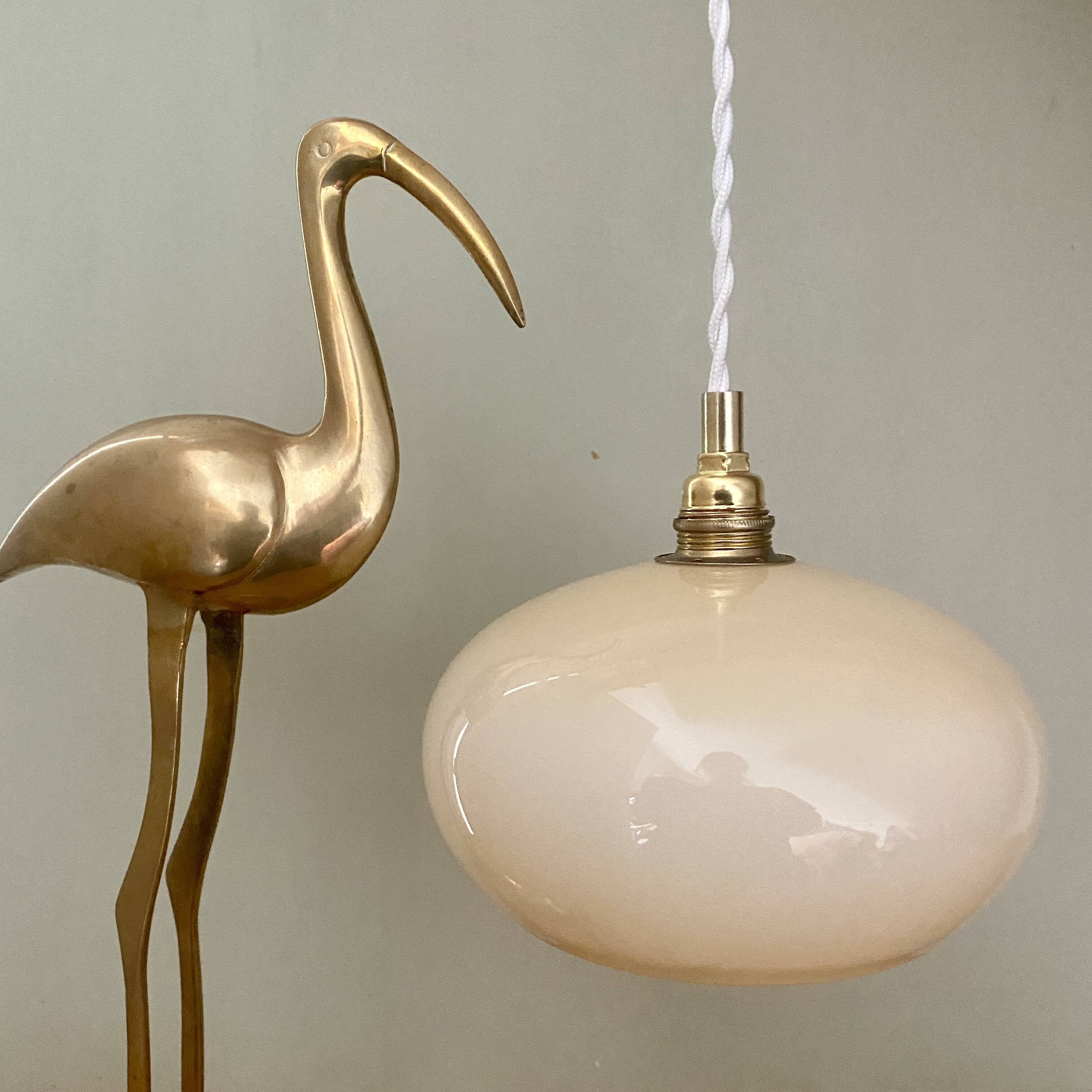 Suspension abat-jour vintage en opaline jaune pâle
