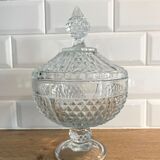 Bonbonnière en verre blanc ciselé