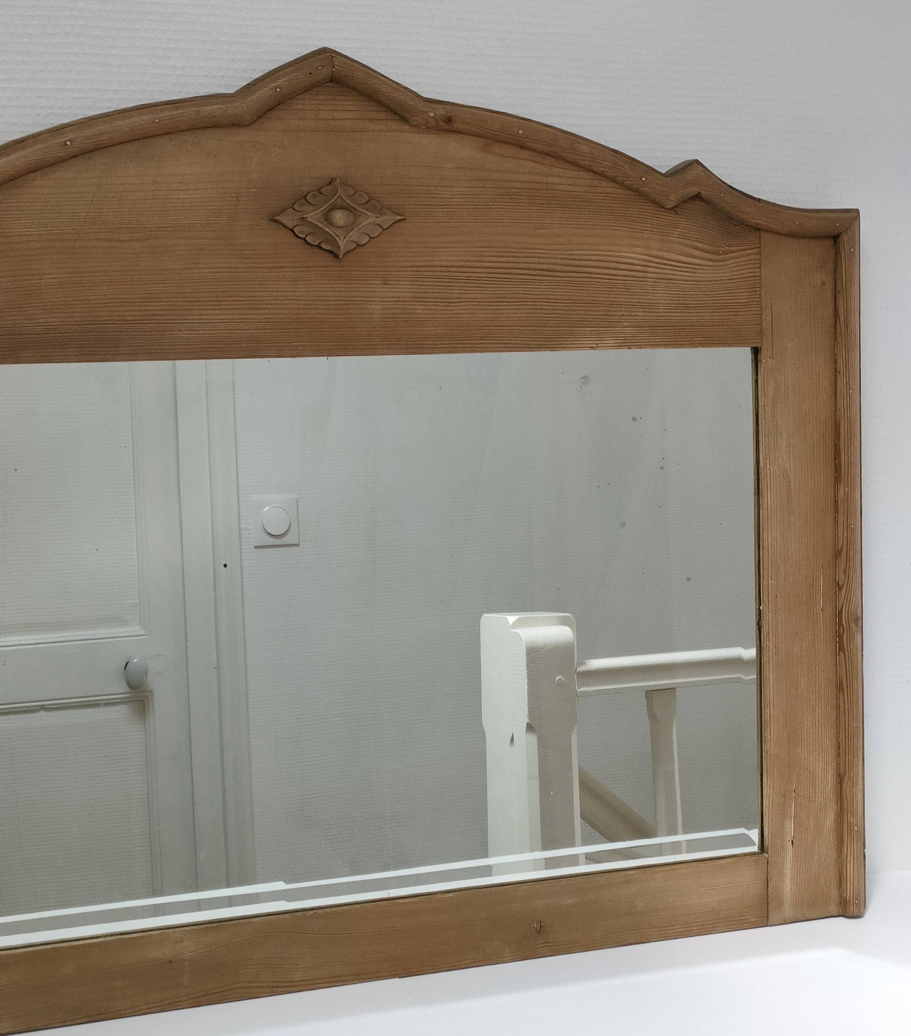 Miroir bois patiné glace biseautée vintage 76 cm x 96 cm