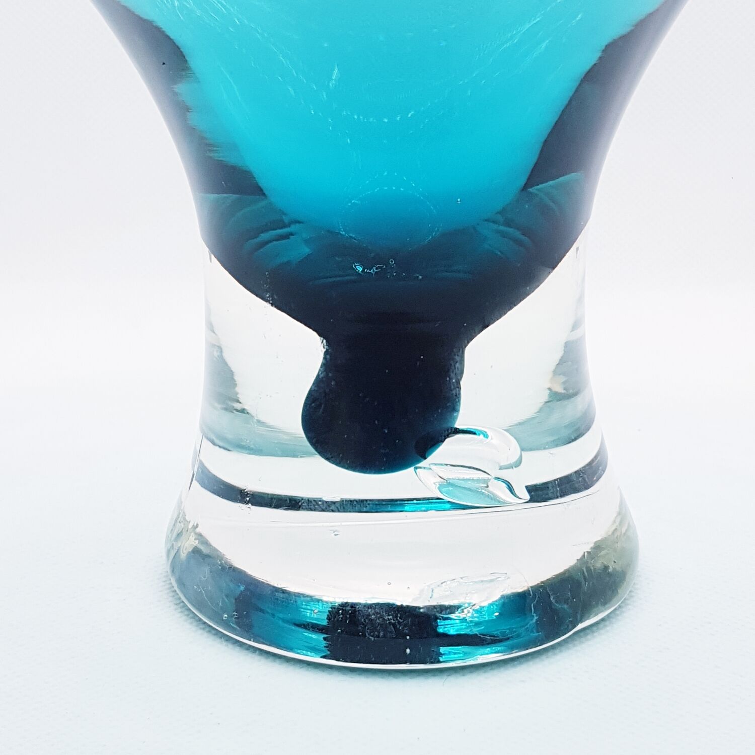 Grand vase sur pied en verre sarcelle.