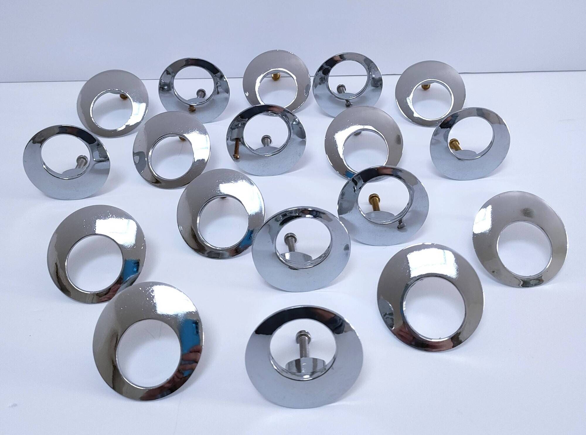 Lot de 18 boutons de meuble métal chromé design années 70