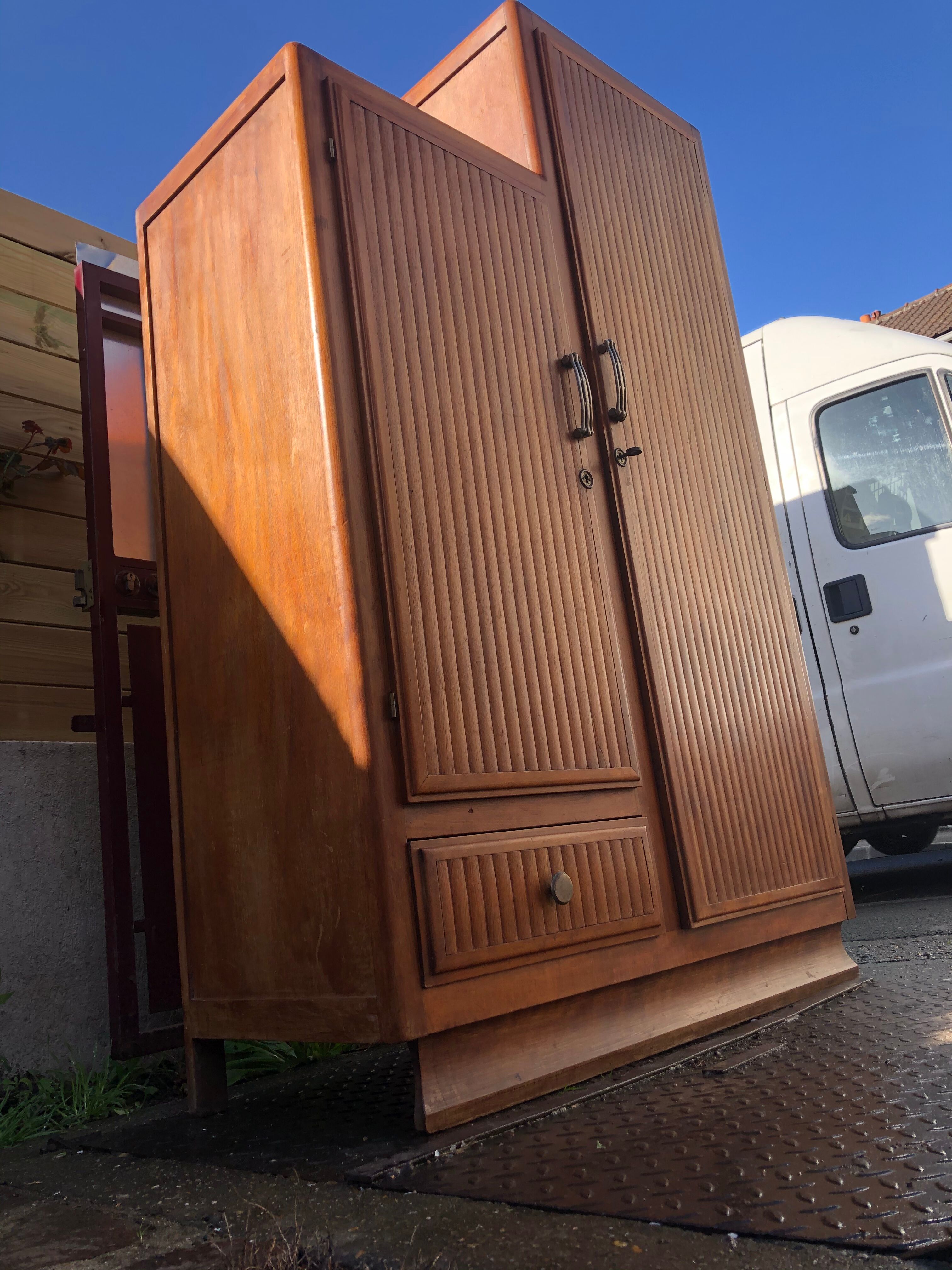 Asymmetrical cabinet