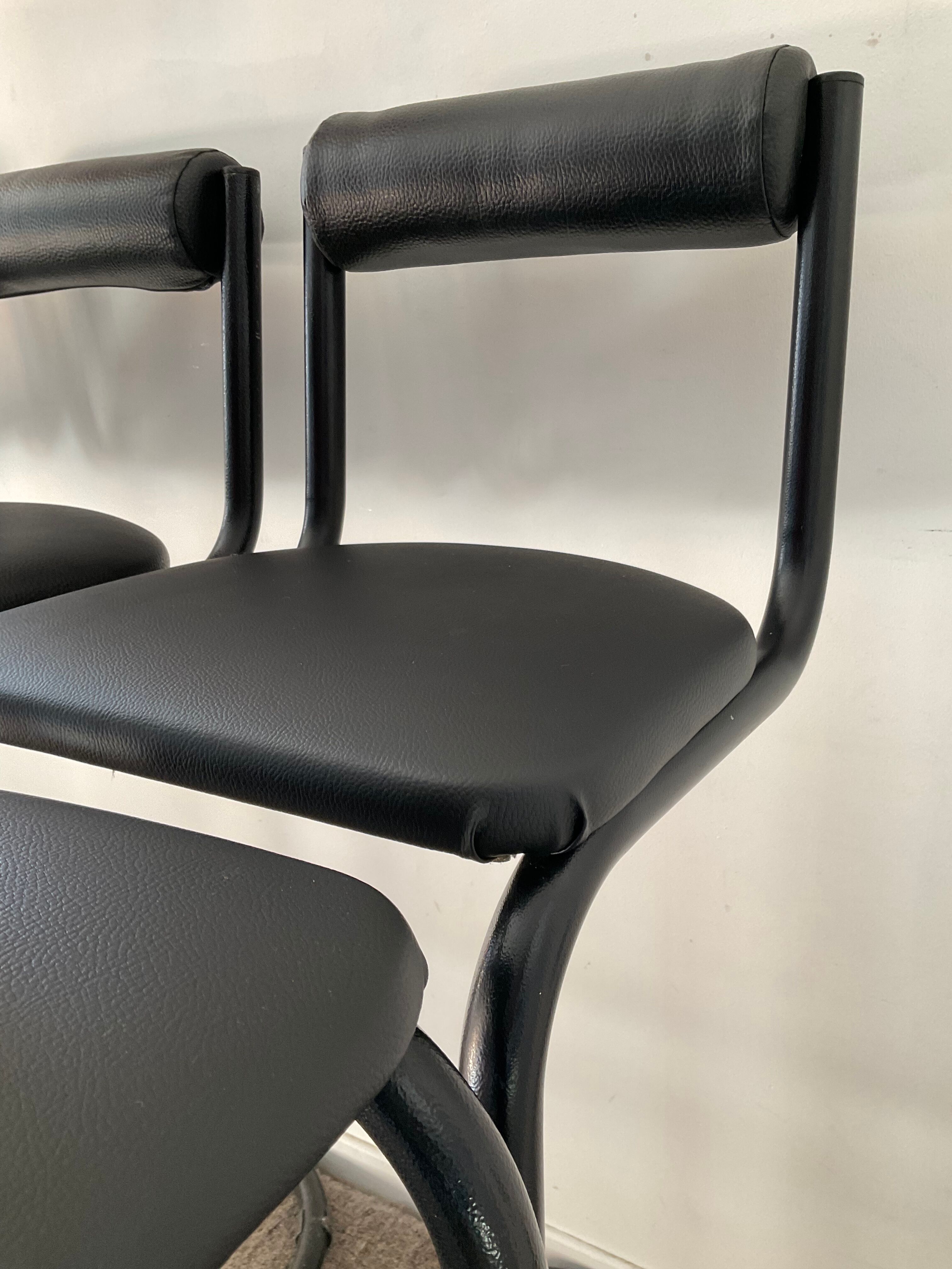 Série de 6 tabourets tubulaire et skaï, années 70- 80