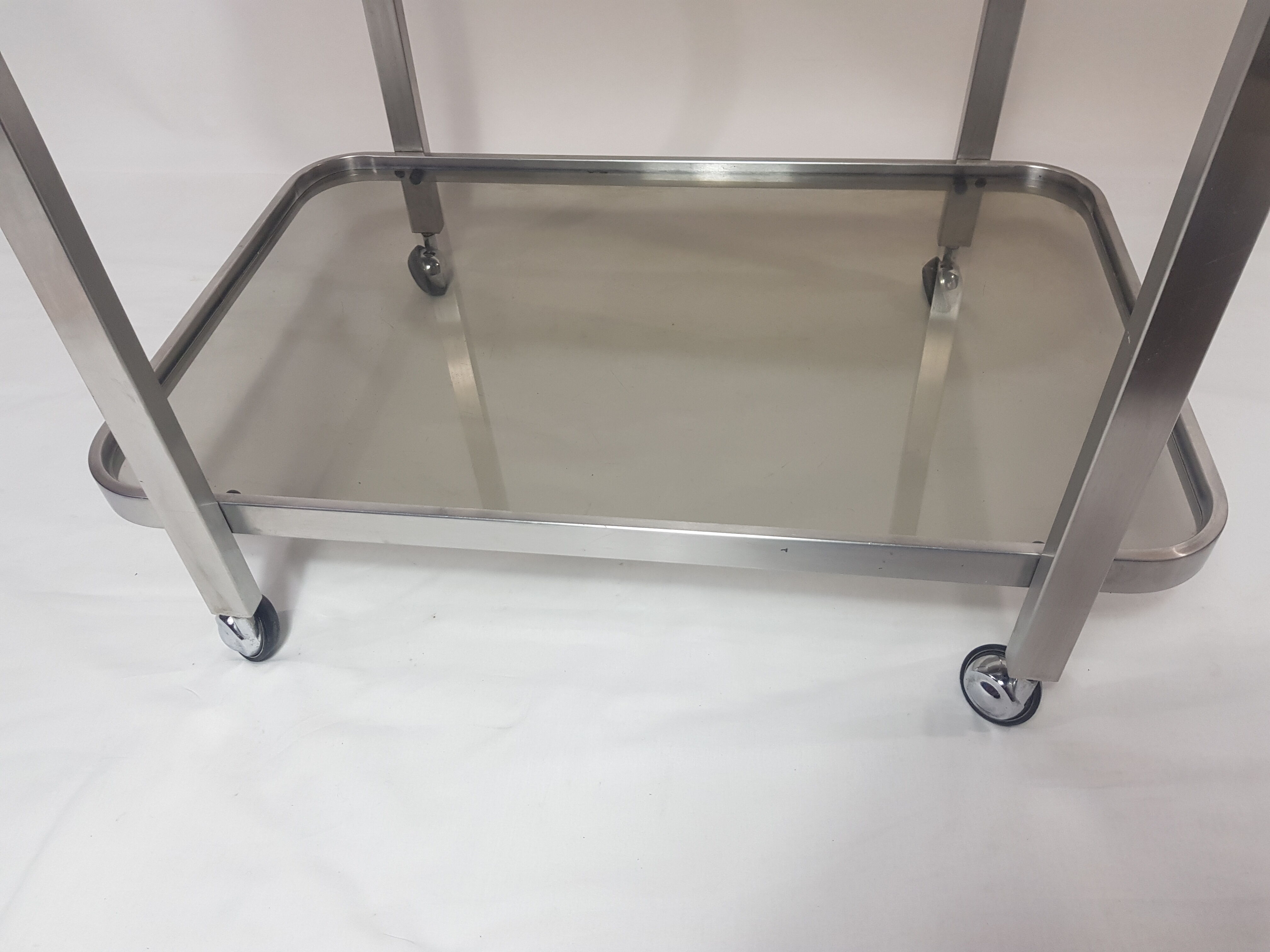 Chariot de service acier brossé et verre fumé années 70