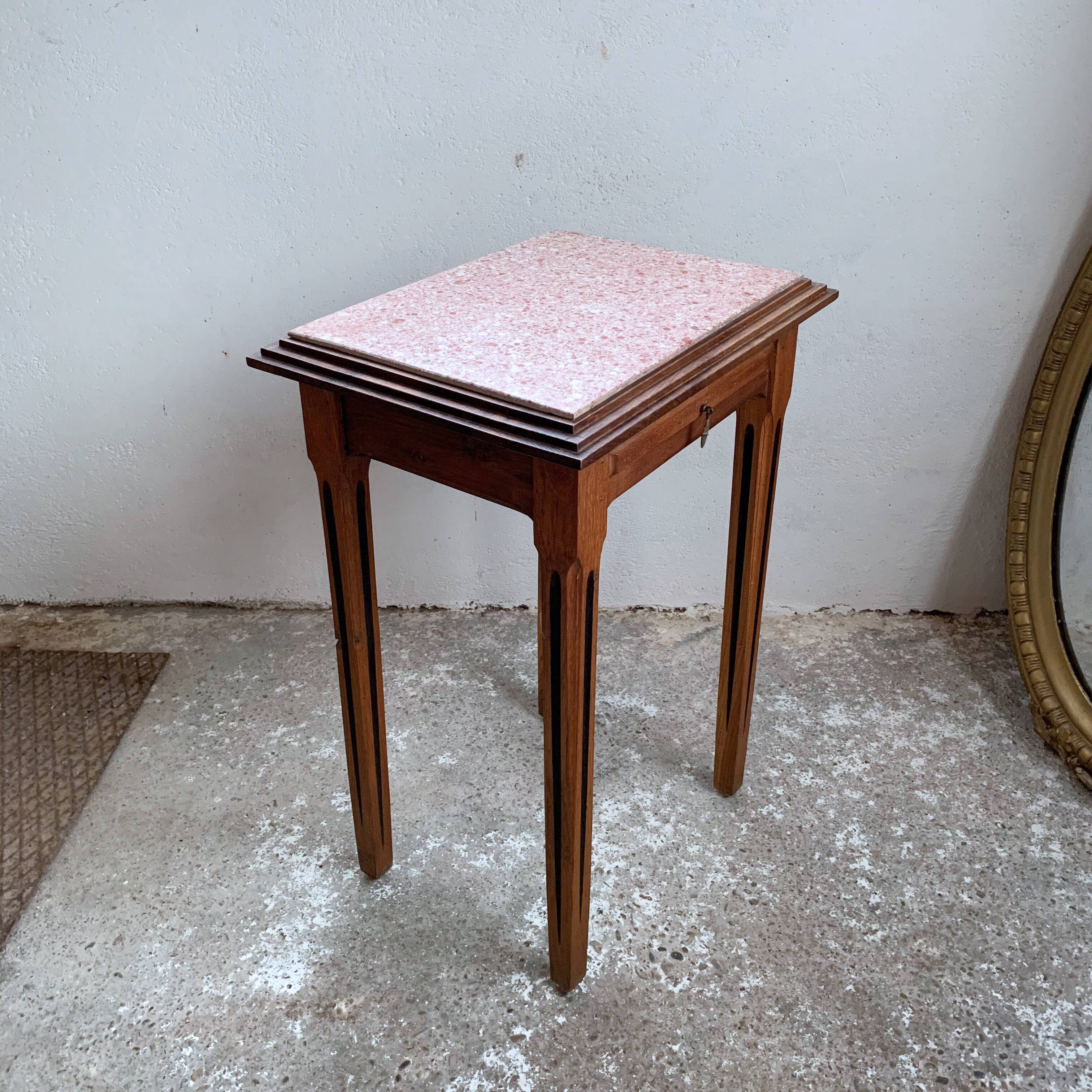Table log with pink art deco marble