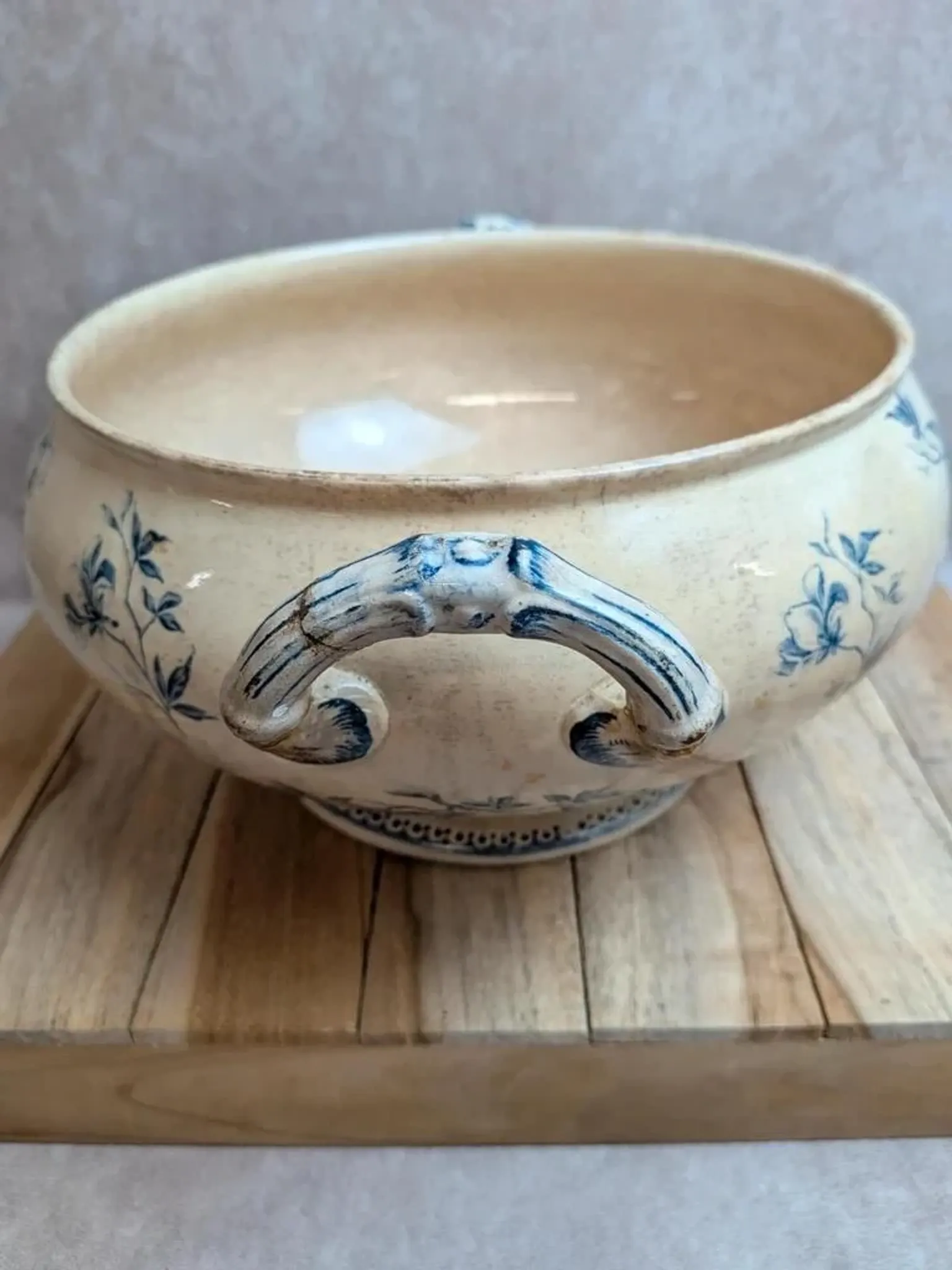 Grande soupière ancienne en terre de fer Creil et Montereau – Perruche