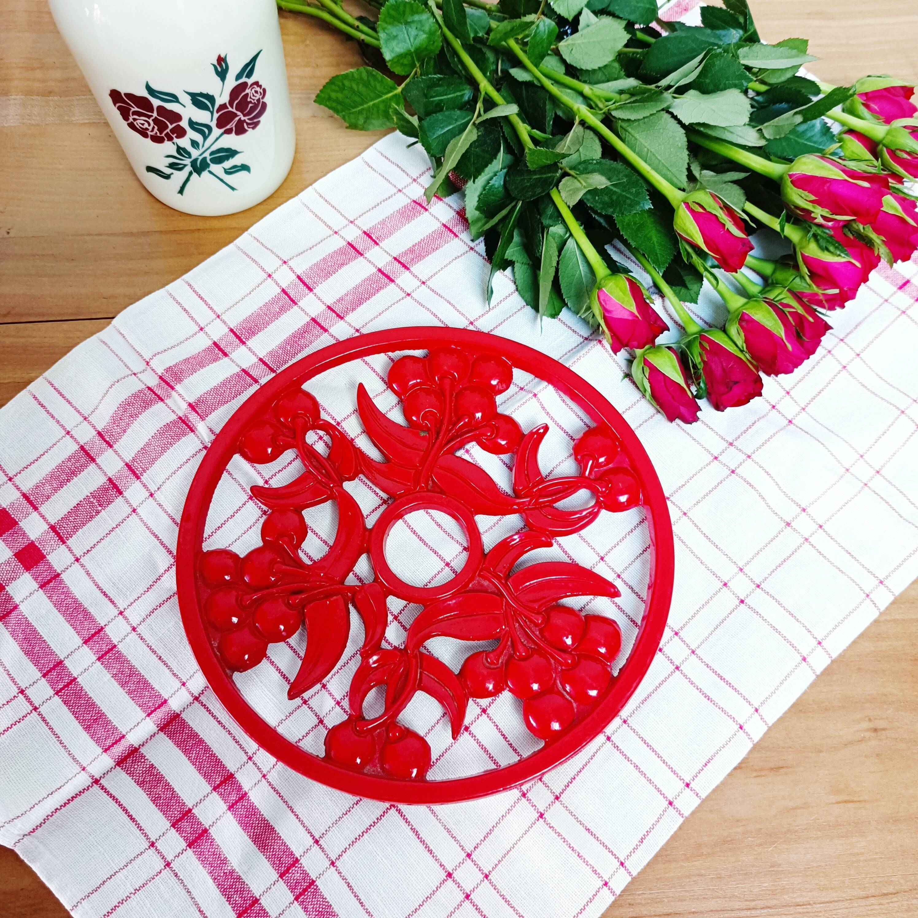 Red cast iron table mat, cherry décor