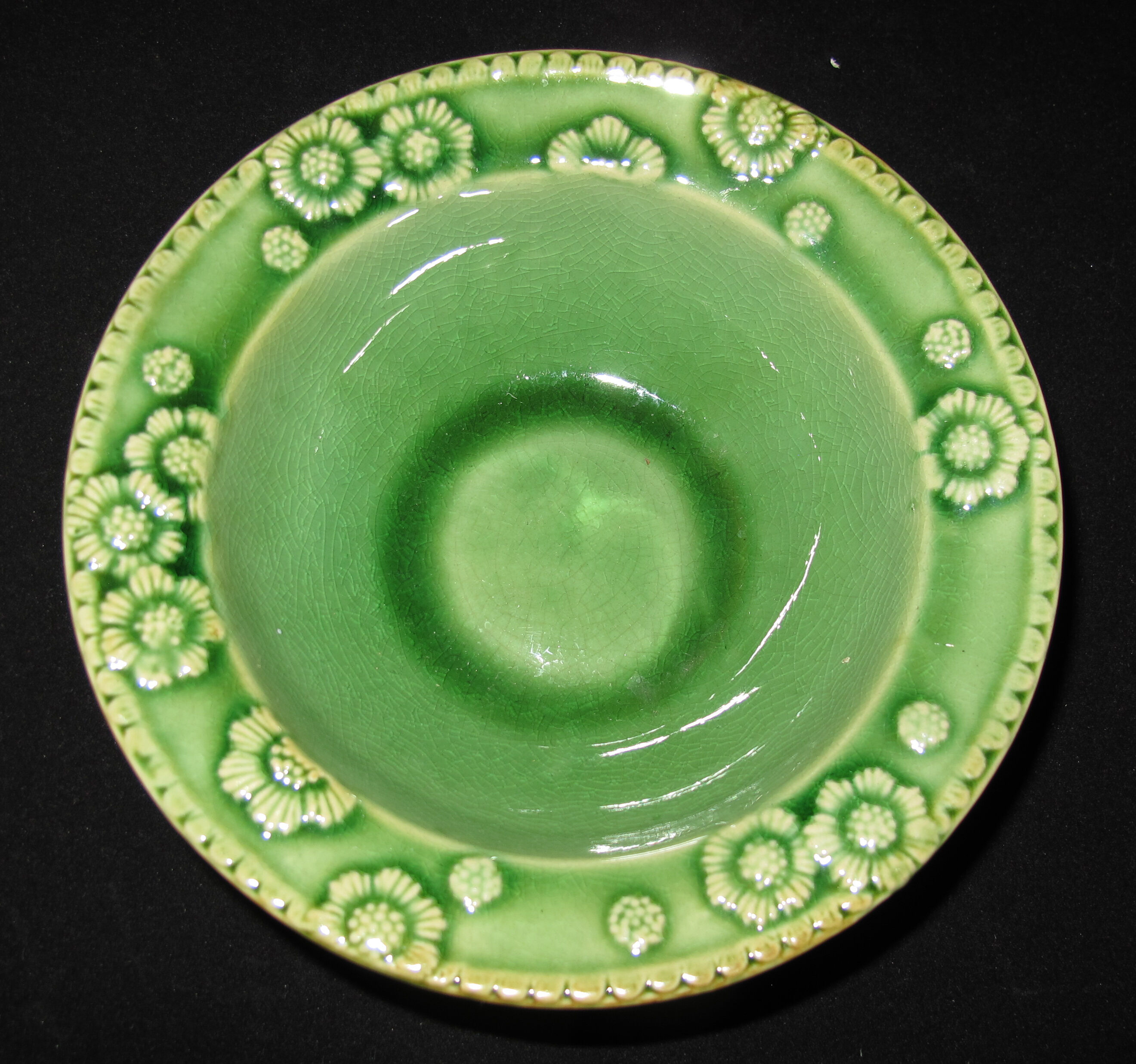 Bowl or empty pocket in green porcelain